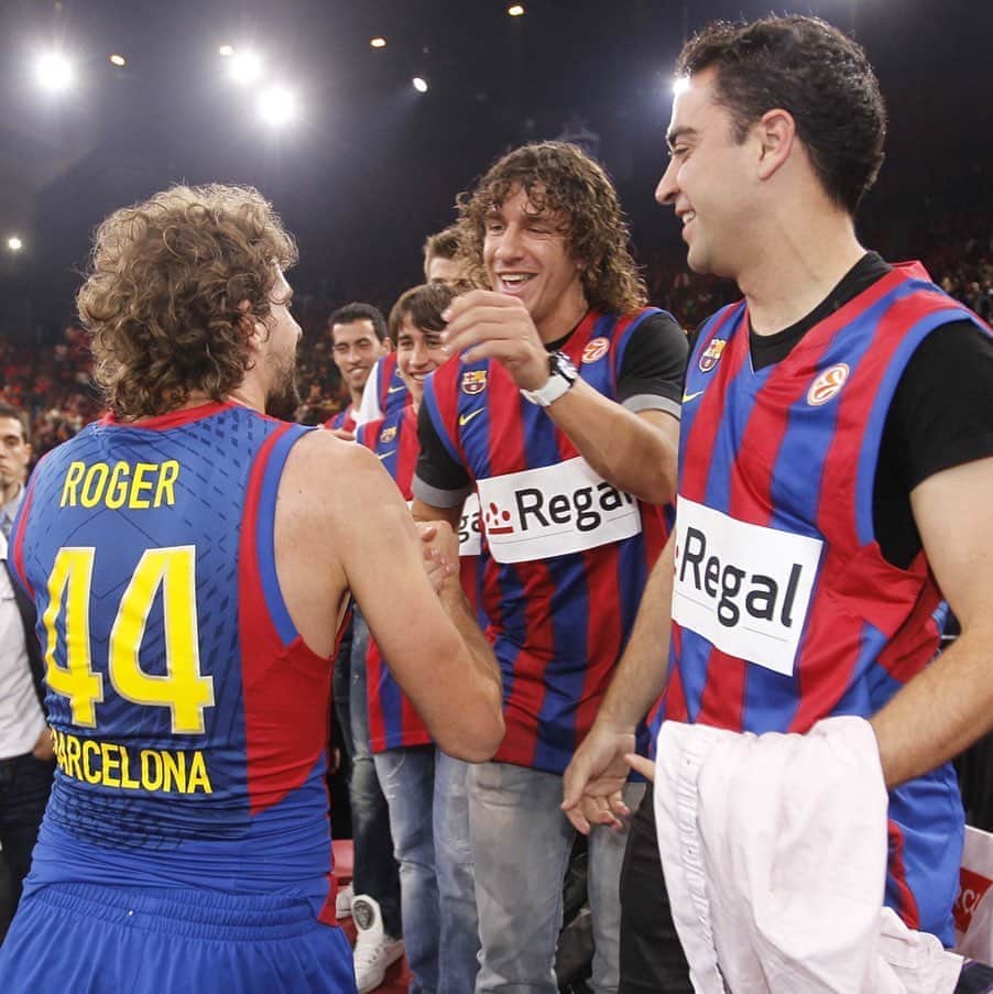 カルレス・プジョルのインスタグラム：「Hoy hace diez años que viví uno de los días más emocionantes en el @fcbarcelona. Nunca se me olvidará el recibimiento que nos dio nuestra afición al entrar al pabellón. Recordar esos gritos y esa energía todavía me ponen los pelos de punta. Fuimos muy afortunados de poder vivir esa final en primera fila y les agradezco a todo el equipo de @fcbbasket el partidazo y el agradecimiento que nos dieron por apoyarles y acompañarles en esa final. Nunca lo olvidaré. #viscaelbarça  Gracias por las fotos @pepmorata」