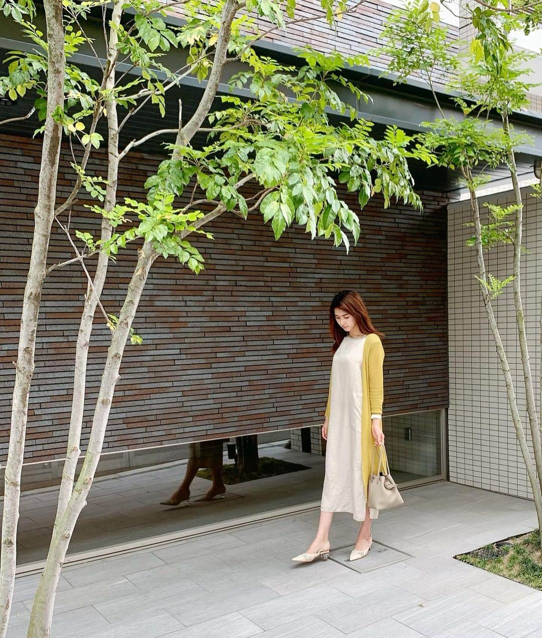 のインスタグラム：「買い出しコーデ✨ さらっと着られるワンピースが 多いこのごろ。 お家の中でもワンピースが多いです❤️ #onepiece @acym_official #acym#ワンピース このワンピースは光沢があってすごくお気に入り♡ . #cardigan @fifth_store #fifth#フィフス#カーディガン #sandals @randa_pic @randa_staffstyling #randa#ランダ #bag @vasic_japan #vasic#ヴァジック . . . #ootd #ootdfashion #fashion #fashionista #coordinate  #コーデ#ファッション#二児ママ  #ママコーデ#ワンピースコーデ」