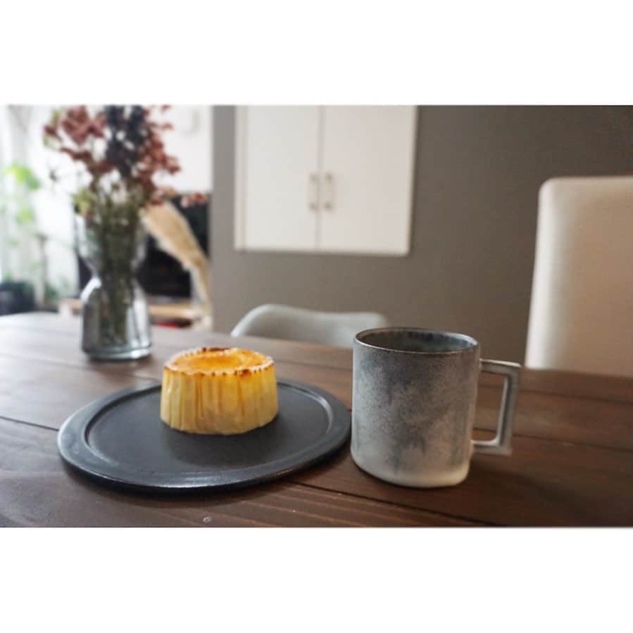 乙黒えりのインスタグラム：「食べるって楽しい☕️チーズケーキ〜 あぁ幸せ💛最近のナンバーワンスイーツ🍮 だれか一緒に地獄の〇〇分シリーズやろ！お腹ポヨポヨになってきたよ #エクササイズ#marinatakewaki  #お気に入り #バスクチーズケーキ #ガスタ #食器#うつわ#ベニェ #楽天ルームに載せてます #おうちカフェ部 #mart @martmazagine」