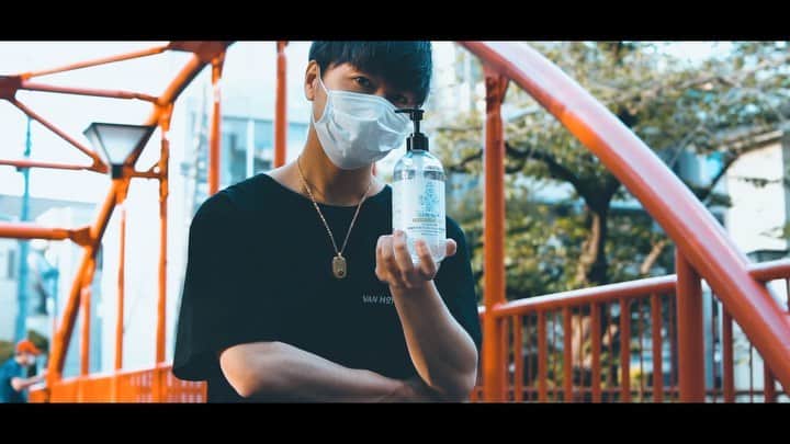 TAK-Zのインスタグラム：「止まない雨はないので、このままいつか事態は終息に向かうと思う。 けど事が収まっても手洗いうがい、小まめな除菌消毒は日頃から心掛けて怠らないように、生活の一部としてこの先も。 ウイルスが流行って悔しい事苦しい事ホント沢山やけど、コロナが教えてくれた事、気付かせてくれた事も沢山あるよ。 みんなそれぞれ今出来る事を。 乗り越えよう！！ あ、この1ヶ月ちょいで新曲めっちゃ作ったよ すこしづつ発表してくから楽しみにしててね(о´∀`о)」