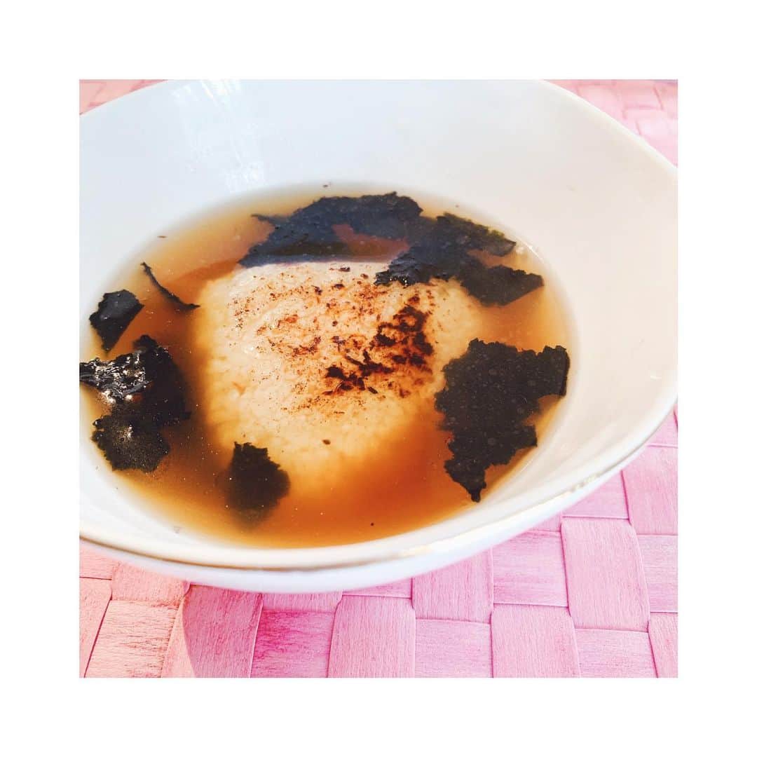 沙央くらまさんのインスタグラム写真 - (沙央くらまInstagram)「#祈るおむすびバトン  マギーさん❤︎ @ritsuko_official_m さんから頂きました。  わたしは出汁好きなので @dashi_senka  #穂宝　のお米で #お出汁ひたひた　 #焼きおにスープ  を作ってみました。 刻みネギがあったら最高でしたが、おうちにあるもので、、、❤︎ レシピは @dashi_senka に載せますね☺︎ 日本が世界が、こうして温もりで作った手料理をまたみんなで食べれる日を願って、、、。 バトンは2名とうかがい、 🍙宝塚受験の中学生時代からわたしをそばで支えてくれている代表chanの期間限定カフェ 『ありんこカフェ』 @arinco_cafe_  さん  そして、 🍙わたしの卒業写真集など、いつも魅力的な写真を撮ってくれるフォトグラファーの @marco149 (きのとandりっかちゃんもぜひw)  おむすびを握ると、なんだかピクニック行きたくなるね。 またいつかそんな日を夢みて、、、。 ※バトンは気持ちの向くままで、、、、😌 皆さまもおむすび握ってみてください。 そしておむすびでみんなの心が繋がり、結ばれて行きますように、、、。 #沙央くらま #コマスタ #おにぎりバトン  #おにぎり #omusubi #onigiri」5月9日 17時01分 - kurama_sao
