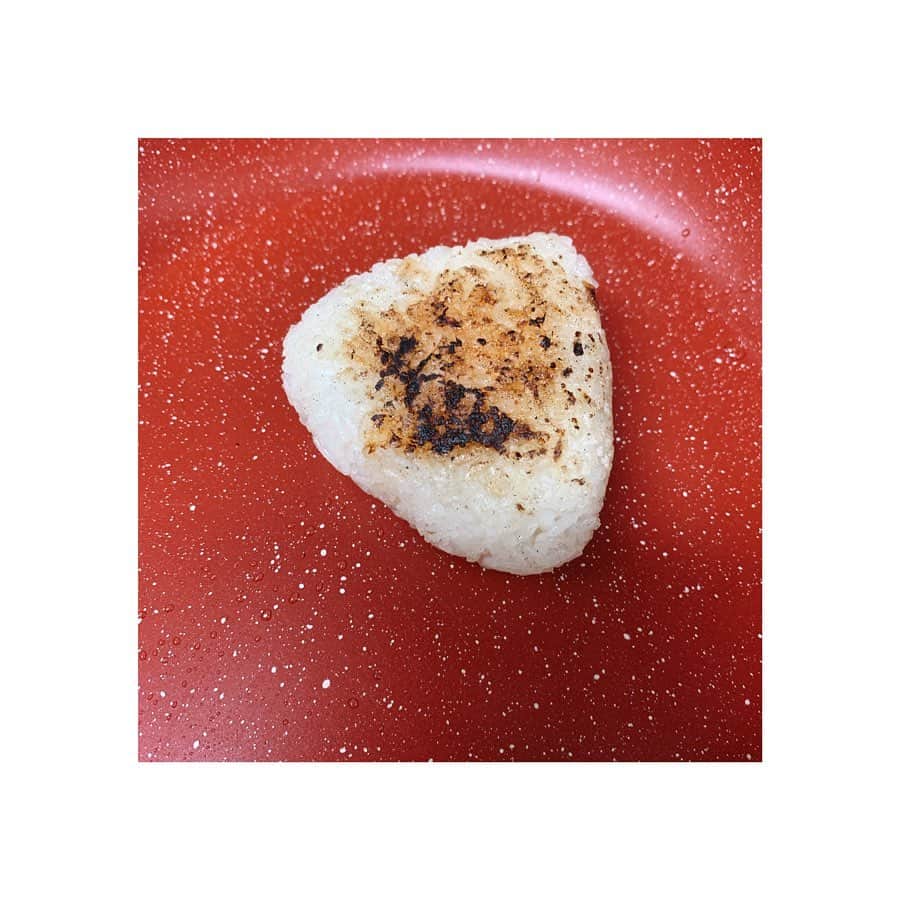沙央くらまさんのインスタグラム写真 - (沙央くらまInstagram)「#祈るおむすびバトン  マギーさん❤︎ @ritsuko_official_m さんから頂きました。  わたしは出汁好きなので @dashi_senka  #穂宝　のお米で #お出汁ひたひた　 #焼きおにスープ  を作ってみました。 刻みネギがあったら最高でしたが、おうちにあるもので、、、❤︎ レシピは @dashi_senka に載せますね☺︎ 日本が世界が、こうして温もりで作った手料理をまたみんなで食べれる日を願って、、、。 バトンは2名とうかがい、 🍙宝塚受験の中学生時代からわたしをそばで支えてくれている代表chanの期間限定カフェ 『ありんこカフェ』 @arinco_cafe_  さん  そして、 🍙わたしの卒業写真集など、いつも魅力的な写真を撮ってくれるフォトグラファーの @marco149 (きのとandりっかちゃんもぜひw)  おむすびを握ると、なんだかピクニック行きたくなるね。 またいつかそんな日を夢みて、、、。 ※バトンは気持ちの向くままで、、、、😌 皆さまもおむすび握ってみてください。 そしておむすびでみんなの心が繋がり、結ばれて行きますように、、、。 #沙央くらま #コマスタ #おにぎりバトン  #おにぎり #omusubi #onigiri」5月9日 17時01分 - kurama_sao