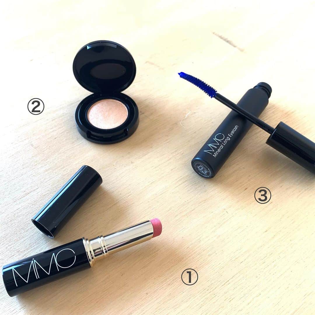 久保雄司のインスタグラム：「コスメ情報💄  ①リップチェンジャールージュ 02 シマーピーチ  ②ミネラルスムースシャドー 04サンシャイン  ③ミネラルロングアイラッシュ 03ブルー  どれも2月に買ったもの☆ プラスコスメ(手持ちコスメの印象を変える)がメイン💄  ガチンコレビューのクボコスメ はオンライン 【kuboさんのスナック💄】 でしています☆  #久保雄司オンラインサロン #kuboさんのスナック #クボコスメ」
