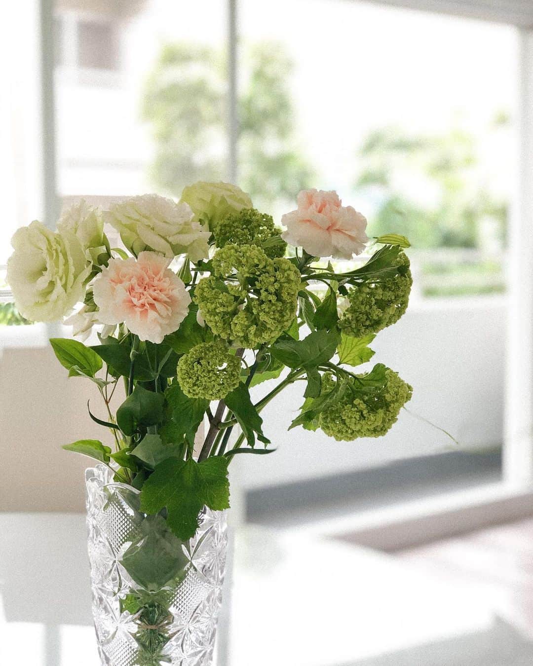 岡田ユリエのインスタグラム：「ちょっとお散歩ついでにお花を💐🤍 お家にお花があると幸せな気持ちになれるね。 ホワイトとグリーンメインで少しpinkもいれてみた💗 明日は母の日なので お母さんにはアイスケーキ🎂 お義母さんにはお花とお菓子を送ったよ☺️ #stayhome #flowers #💐」