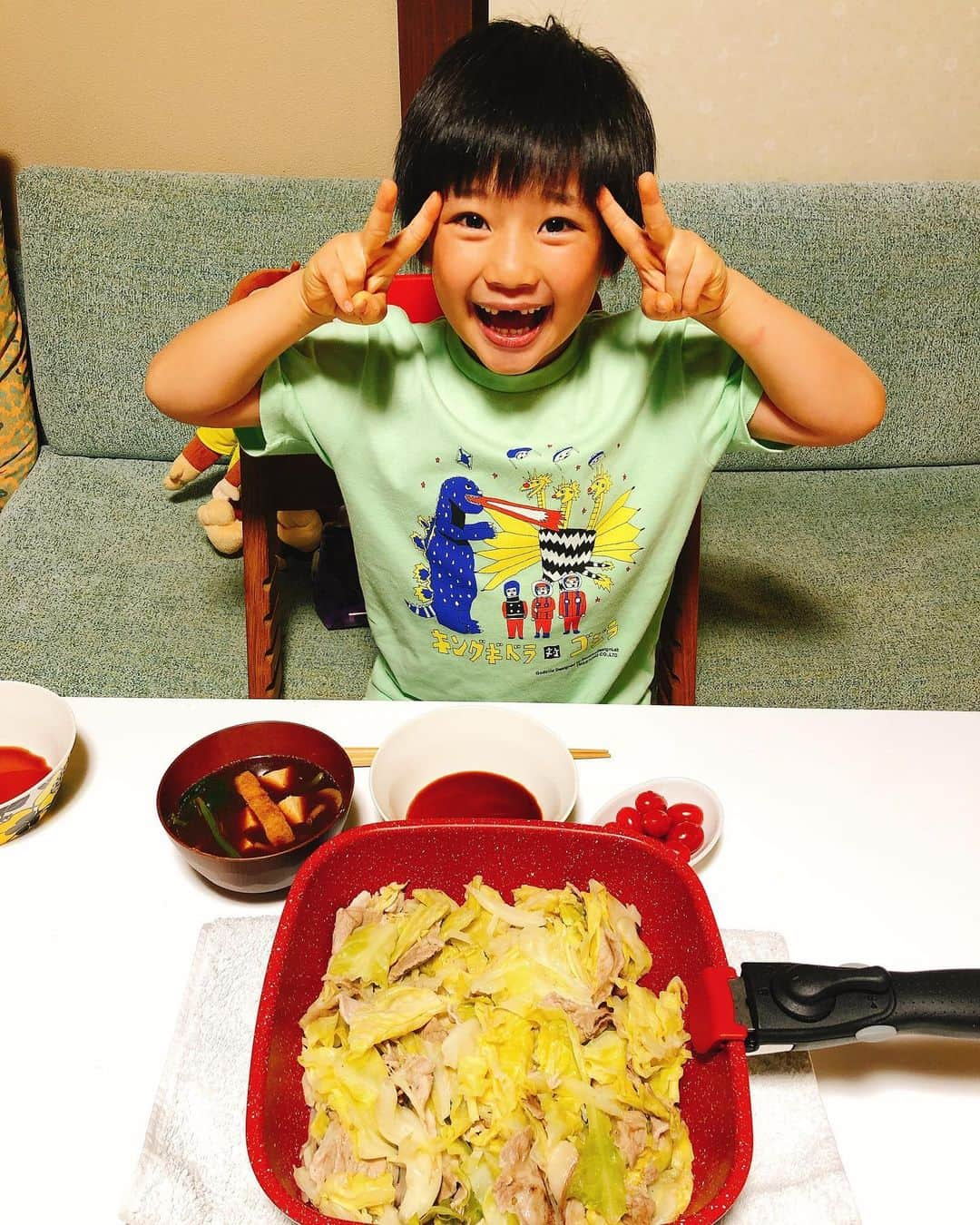 山田まりやさんのインスタグラム写真 - (山田まりやInstagram)「4日前ぐらいの晩ご飯はキャベツと豚肩ロースの重ね蒸しwith手作りポン酢😋✨ ・ ・ #stayhome #うちで過ごそう #おうち時間 #お家ごはん #医療従事者の皆様に感謝 #ありがとうございます #コロナに負けない #山田まりや  #ムネくん  @central_official_  #小学2年生  #7歳  #男の子  #ママ  #instagood  #instalike  #instafashion  #instadaily  #love」5月9日 17時06分 - mariya.yamada