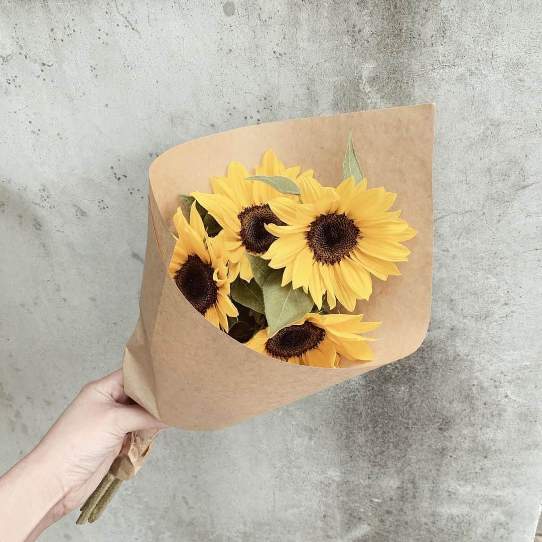 畑中奈緒美さんのインスタグラム写真 - (畑中奈緒美Instagram)「・ 2020.5.9（Sat） 今月のお花♡ 私も大好きなひまわりを☺︎・ ・ #DIVA #love #flower #sunflower #向日葵 #ひまわり」5月9日 17時06分 - hatanaka_naomi