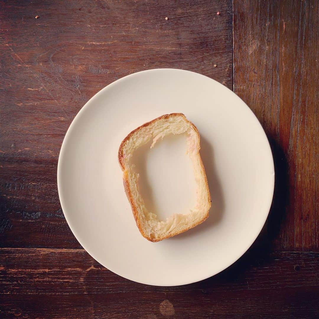 福本幸子さんのインスタグラム写真 - (福本幸子Instagram)「今までは卵の黄身とかパンの耳とか自分が残してたくせに、今はムスメが残した卵の黄身とパンの耳ばかり食べてる。ぐちゃぐちゃに握り潰されて床に投げつけられたのもね。My default meal is always her #leftovers. #momslife」5月9日 17時15分 - okinawajudy