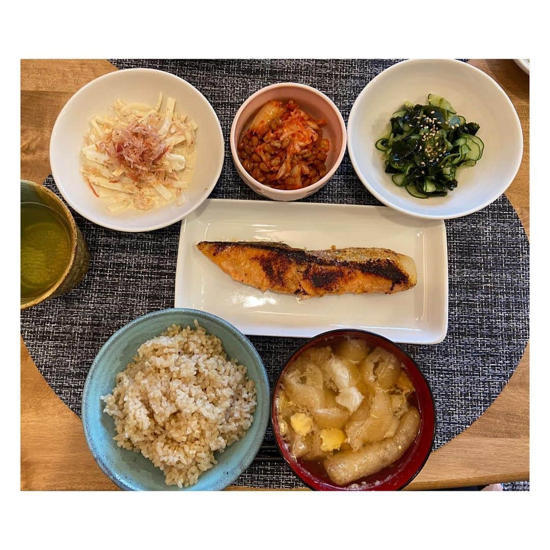 大山未希のインスタグラム：「🐟 朝ご飯みたいな夜ご飯（笑） この前のお刺身たちの次は焼き魚。 #鮭の西京焼き おいしかったー💕 朝ご飯食べたきりだったから お腹すいて2人ともご飯おかわり🐷 #玄米 #おうちごはん #みきごはん🍙 ↓」