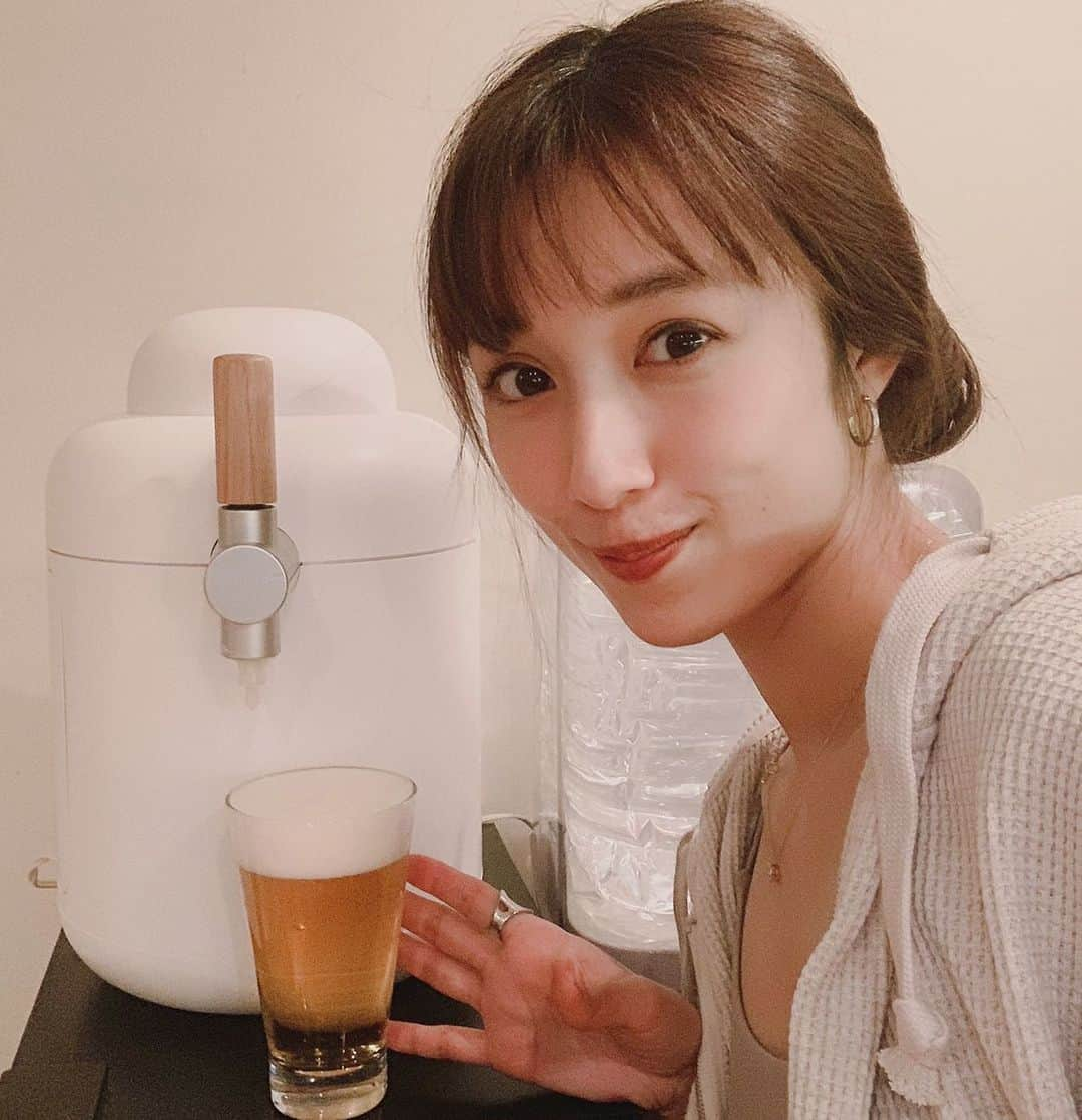 広瀬未花さんのインスタグラム写真 - (広瀬未花Instagram)「食事の時間の楽しみを、また一つご紹介します❤️ ゴールデンウィークに美味しいビールが飲めたらなぁ〜と思い... キリンさんの『ホームタップ』でお家にいながら生ビール始めました🍺🍺 . 専用のビールサーバーから簡単な操作でクリーミーな泡が作れて、美味しい生ビールが自宅でも楽しめちゃうのです♪♪♪ ビール好きな方にはたまりませんね❤️ ・ サーバーもオシャレでお気に入り✨ シンプルでキッチンなどに置いていても邪魔しないしオシャレ♪♪♪ 詰め替えのビールをキンキンに冷やしておくと、さらに美味しく飲めておススメ！ 餃子とビール、最高です🥟🍺 ・ ・ ・ 月額7500円で、本格的な生ビール🍺、 ちょっとした贅沢なひと時を過ごせますよ😊❤️ ・ ・ ・ #夢の生ビール生活 #ホームタップ #kirin_PR」5月9日 17時24分 - micahirose