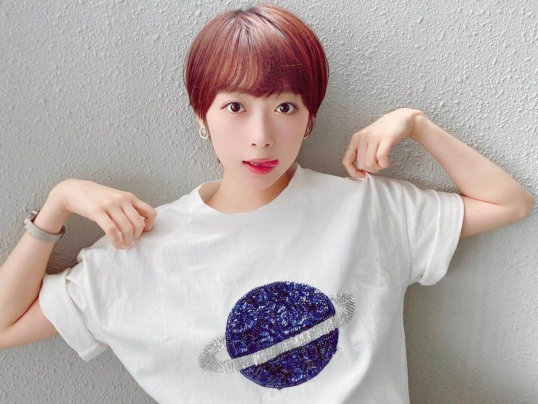 河内美里さんのインスタグラム写真 - (河内美里Instagram)「∗*ﾟ 惑星Tシャツ🪐 . . . #この惑星さあ #全面スパンコールだから #触れるたびにチクタクして #ずっと着てると #腕が傷だらけになる #だからあんまり着られない #デザインはお気に入りなのに #もったいない . . .」5月9日 17時35分 - misato_kawauchi