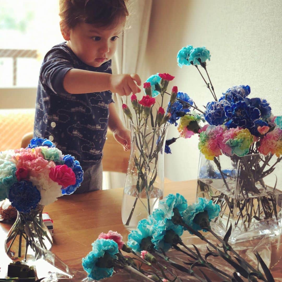 シモネのインスタグラム：「#florista #フラワーアーティスト  #flowerartist  #felizdiadasmães  #母の日おめでとう  #happymothersday」