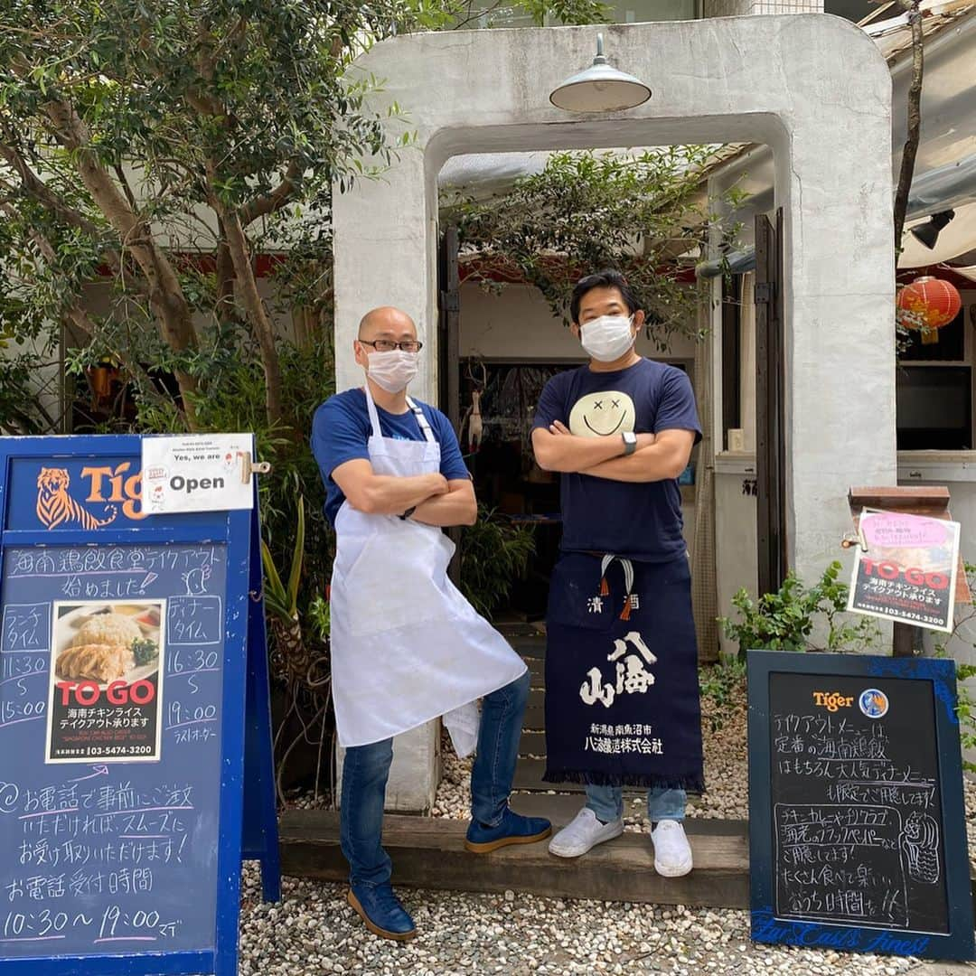 KOZLIFEさんのインスタグラム写真 - (KOZLIFEInstagram)「** 【#STIIKの旅 】 今回のお店は、僕の兄と中西さんが経営している麻布十番の海南鶏飯食堂！！ シンガポールチキンライス🇸🇬のお店です。都内に3店舗ありますが、コロナの影響で現在は麻布十番店のみテイクアウト注文を受けています。 今回頼んだのはチキンライス、本日の野菜炒め、シェフの気まぐれカレー、海老のチリーソースとカーポー(中華バンズ) 自宅に持ち帰っても安定の美味しさ✨やっぱり旨い😋一昨年に2週間ほどシンガポールに滞在して色々と食べたけど、ここのチキンライスは、シンガポールにあるレストランより絶対に美味しいと思う❗️ お電話で事前にご注文をおすすめします！　03-5474-3200 テイクアウトは水曜日〜日曜日となります。 メニューなど詳しい情報は「海南鶏飯食堂」を検索してください。HPは https://route9g.com です。似た名前のお店があるのでご注意ください。 . #ネットショップKOZLIFE #KOZLIFE #kozlife_tokyo #LoveFoodLoveLife  #STIIK #お箸 #暮らし #丁寧な暮らし #お弁当 #obento #chopsticks #マイ箸 #stiikの旅  #テイクアウト #テイクアウト応援 #海南鶏飯食堂 #海南鶏飯食堂麻布十番店 #シンガポールチキンライス #シンガポール料理 #飲食店応援」5月9日 17時39分 - kozlife_tokyo