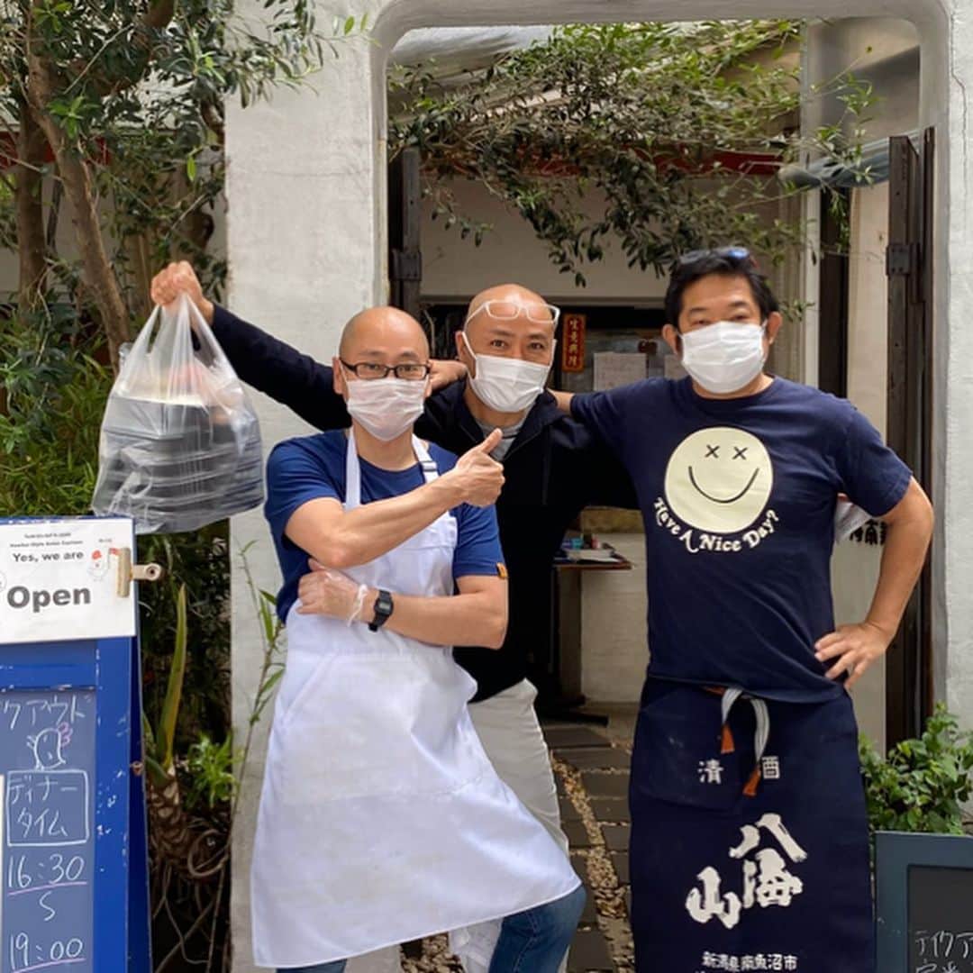 KOZLIFEさんのインスタグラム写真 - (KOZLIFEInstagram)「** 【#STIIKの旅 】 今回のお店は、僕の兄と中西さんが経営している麻布十番の海南鶏飯食堂！！ シンガポールチキンライス🇸🇬のお店です。都内に3店舗ありますが、コロナの影響で現在は麻布十番店のみテイクアウト注文を受けています。 今回頼んだのはチキンライス、本日の野菜炒め、シェフの気まぐれカレー、海老のチリーソースとカーポー(中華バンズ) 自宅に持ち帰っても安定の美味しさ✨やっぱり旨い😋一昨年に2週間ほどシンガポールに滞在して色々と食べたけど、ここのチキンライスは、シンガポールにあるレストランより絶対に美味しいと思う❗️ お電話で事前にご注文をおすすめします！　03-5474-3200 テイクアウトは水曜日〜日曜日となります。 メニューなど詳しい情報は「海南鶏飯食堂」を検索してください。HPは https://route9g.com です。似た名前のお店があるのでご注意ください。 . #ネットショップKOZLIFE #KOZLIFE #kozlife_tokyo #LoveFoodLoveLife  #STIIK #お箸 #暮らし #丁寧な暮らし #お弁当 #obento #chopsticks #マイ箸 #stiikの旅  #テイクアウト #テイクアウト応援 #海南鶏飯食堂 #海南鶏飯食堂麻布十番店 #シンガポールチキンライス #シンガポール料理 #飲食店応援」5月9日 17時39分 - kozlife_tokyo