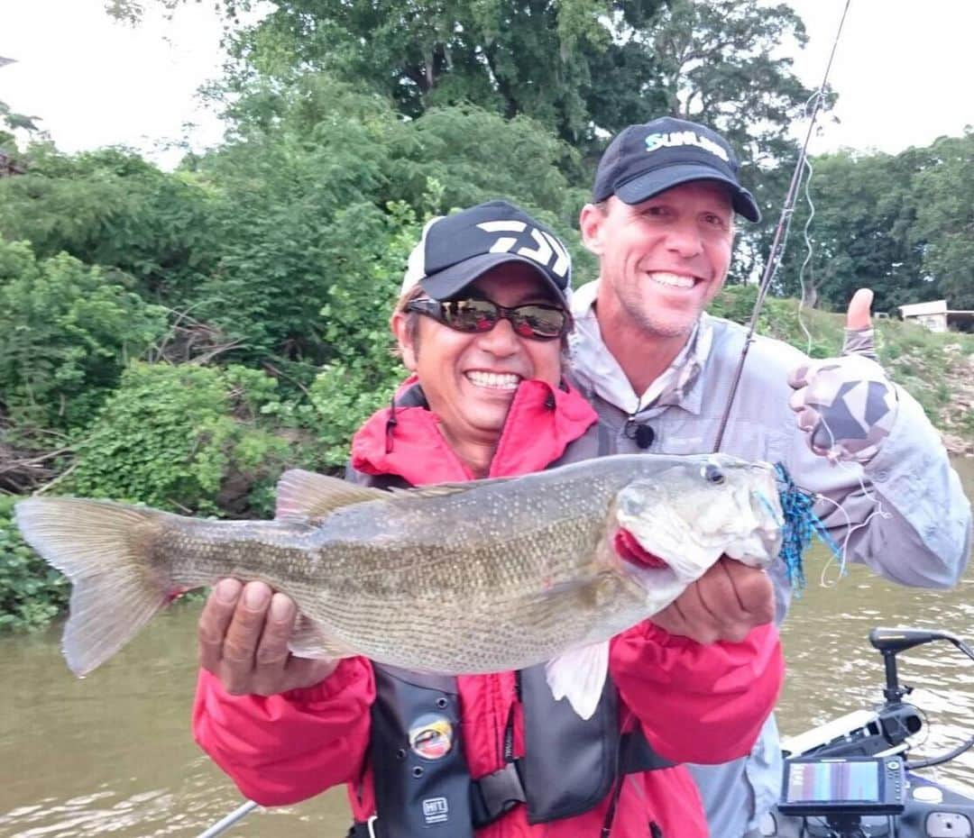 清水盛三さんのインスタグラム写真 - (清水盛三Instagram)「今日はBASSMASTER WESTERN OPENの時から仲良が良かったAaron Martens アーロン・マーテンスと‼️ 何か良く分からないけど昔からホント気が合うと言うか2人でしょっちゅうちょけ合ってたなーー😁 本当にNICE GUYSで一緒に居てていつもHappyな気持ちにさせてくれてたアーロン。この前、大きな手術をしたみたいで心配していたけど聞いた話しによると無事に退院したみたいでとりあえず凄くホッとしてます。アーロン早く全開になっていつものパワフル・アーロンになってね‼️ でも噂では既にパワフルだとか😅　 写真は3年⁉️くらい前に釣りビジョンの僕の番組バーニング帝国の特別番組 「Burning Empire with Aaron」で カヤックに乗ったりして遊んだ時の写真🤳 ホンマに破茶滅茶やったけど今振り返ると本当に良い思い出でしたね😁 またアーロンともいつか一緒に釣りして馬鹿騒ぎしたいな😬 ・ ・ ・ #aaron_martens #aaronmartens #goodfriends  #バーニング帝国 #burningempires  #釣りビジョン #fishingvision」5月9日 17時42分 - morizo_shimizu