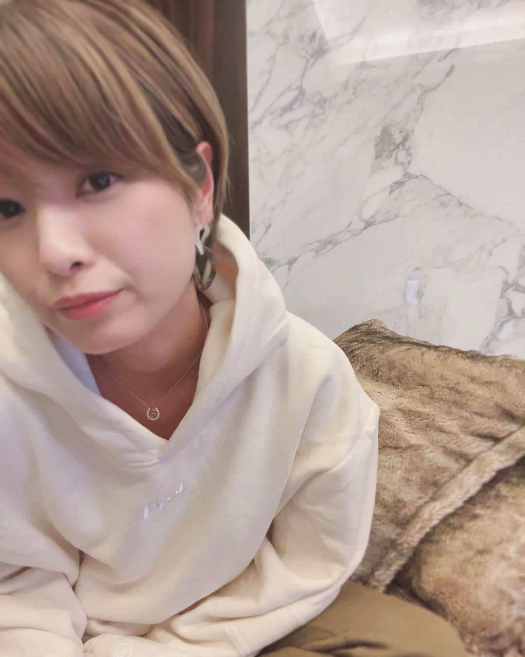 彩海のインスタグラム：「. . 🏠STAY HOME 🏠 . かわいいパーカーをネットで ポチってお気に入りで着まくってます♡ . 大きめサイズも⭕️ フーディーは落ち着く。 . . @pvot_apparel . . 外出自粛ってネットショッピング止まらないんだけどw あれこれストレス？笑 . 下着とかたくさん買ってしまったwww . . . 皆んなはどうですか？w . . . . #フーディー#パーカー#かわいい #おうちにいよう #すていほーむ  #stayhome #stayhomestaysafe #hoodie#hoodiestyle #酔ってるねw #おうちいると飲んじゃうよね」
