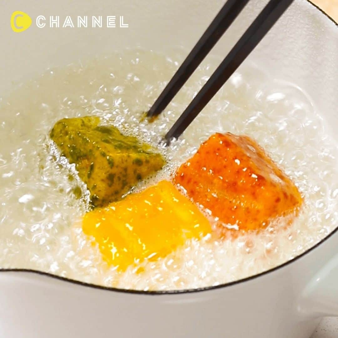 のインスタグラム：「甘党にはたまらない💕簡単スポンジスイーツ🍰 . Follow ME!! @cchannel_food Please check this account @cchannel_girls and C CHANNEL app! . スポンジとザラメの食感がたまらない甘々スイーツです!! . ■材料 ・カステラ…100g ・卵黄…300g ・ザラメ…適量 ・抹茶パウダー…大さじ1 ・ストロベリーパウダー…大さじ1 シロップ ・砂糖…400g ・水…400ml . ■手順 1. ボウル3つに卵黄をそれぞれ100g入れてほぐす。抹茶パウダー、いちごパウダーをそれぞれに加えて色をつける。 2. カステラは茶色部分を切り落とす。好きな大きさにカットして1時間ほど乾燥させる。 3. 2. を1. に潜らせる。 4.  鍋に砂糖、水を入れて沸騰させる。少しとろみがついてくるまで加熱する。 5. 3. を4. に入れて1分ほど加熱して、卵黄が固まったら取り出してザラメをまぶして完成です。 . 制作：三浦綺子 . . #料理#手料理#おうちごはん#レシピ#クッキング#デリスタグラム#料理動画 #food#foodie#delicious#cooking#f52gram#foodvideo#foodideas#funfood #recipevideo#foodcraft  #stayhomestaysafe#おうち時間#コロナに負けるな#おうちにいよう#巣ごもり#おこもり #kawaii#spongecake#sweettooth#matchasweets#sweetstagram#eggs」