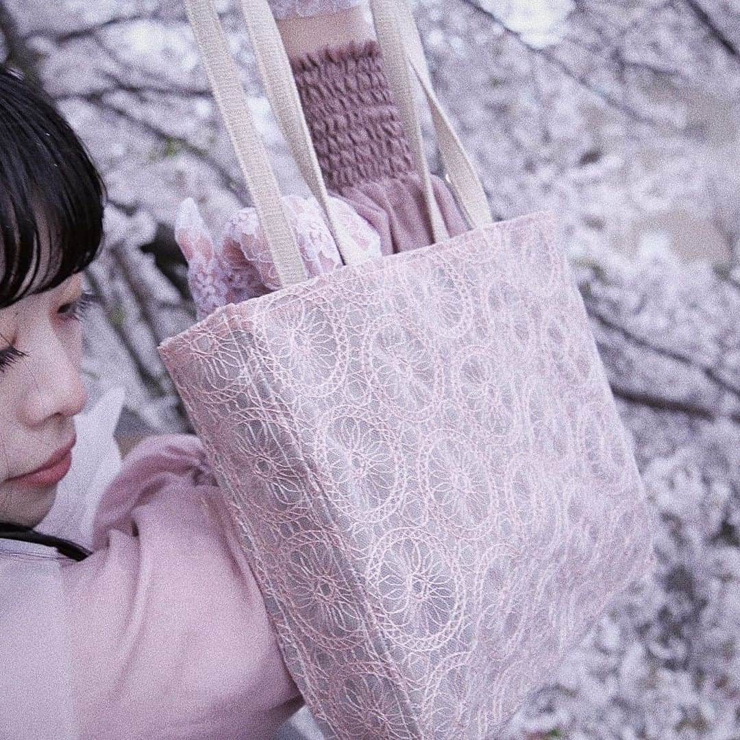 川本莉菜さんのインスタグラム写真 - (川本莉菜Instagram)「かわいい生地を見つけたので家にあった生地と組み合わせて、手作り感満載のハンドバッグ作った❣️ . . . . . #handmadebag #photoshoot #shooting #me #handmade #ad #手作りバッグ」5月9日 18時00分 - kawamoto.rina