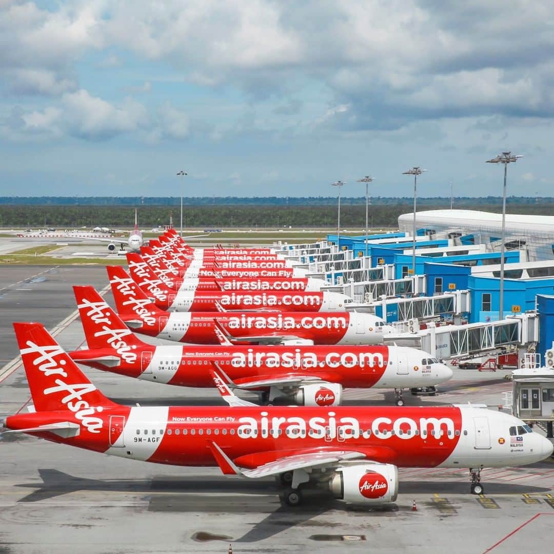 エアアジアのインスタグラム：「Your donations to the #InThisTogether fundraiser will also benefit Our Journey, an organisation that assists migrant workers and refugees through legal representation and humanitarian aid.  We’re on to our last few days of the fundraiser! Donate today through https://airasiafoundation.com/relieffund to make a difference in the lives of families who need it most.」