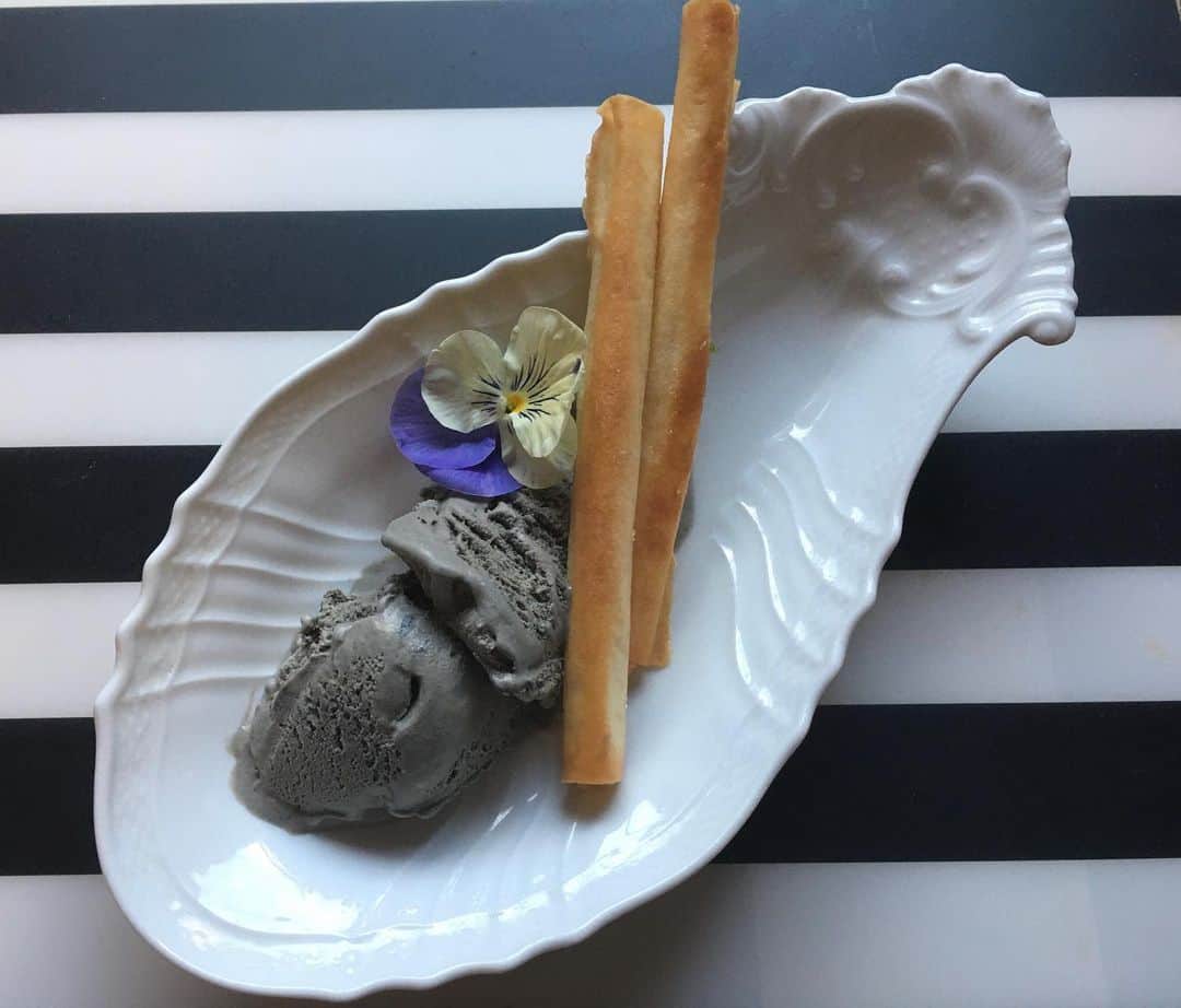 小橋めぐみのインスタグラム：「今日は、アイスクリームの日だそうですね🍦 先日作った黒ゴマアイス。 と言っても、黒ゴマペースト混ぜるだけですが。あと、春巻きの皮にバターとお砂糖塗って、くるくる巻いてオーブンで焼いた春巻きスティックを。 祖母に、「何を混ぜてると思う？」と聞いたら（写真3枚目） 「イカ墨？」って答えたのが忘れられない🦑 #アイスクリームの日」