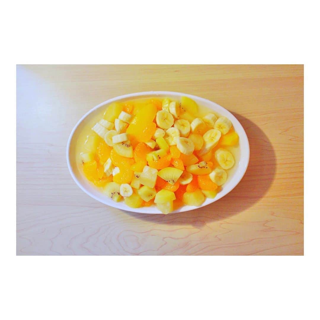 木下流声のインスタグラム：「. Fruit punch🍊🥝🍌🍍🍑 . . . . #作ってみた #というか混ぜただけ #おうち時間 #fluitpunch #フルーツポンチ #banana #🍌 #orange #🍊 #pineapple #🍍 #kiwi #🥝 #peach #🍑」