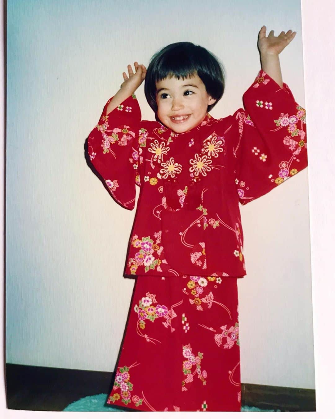 眞木美咲パメラさんのインスタグラム写真 - (眞木美咲パメラInstagram)「🎏 こどもの日だったので(もう過ぎたけど) 子パメラです💁🏼‍♀️ この写真はたぶん七五三の時のだけど . 前髪はなぜかずっとこの長さでした笑 あとよく写真撮るときわーい🙌🏻ってしてました . When I was a child. Probably around three years old. I think my mom still keep this kimono....🤔 . . . . . . . #こどもの日 #子パメラ #wheniwasyoung #kimono」5月9日 18時21分 - pamypamypamy