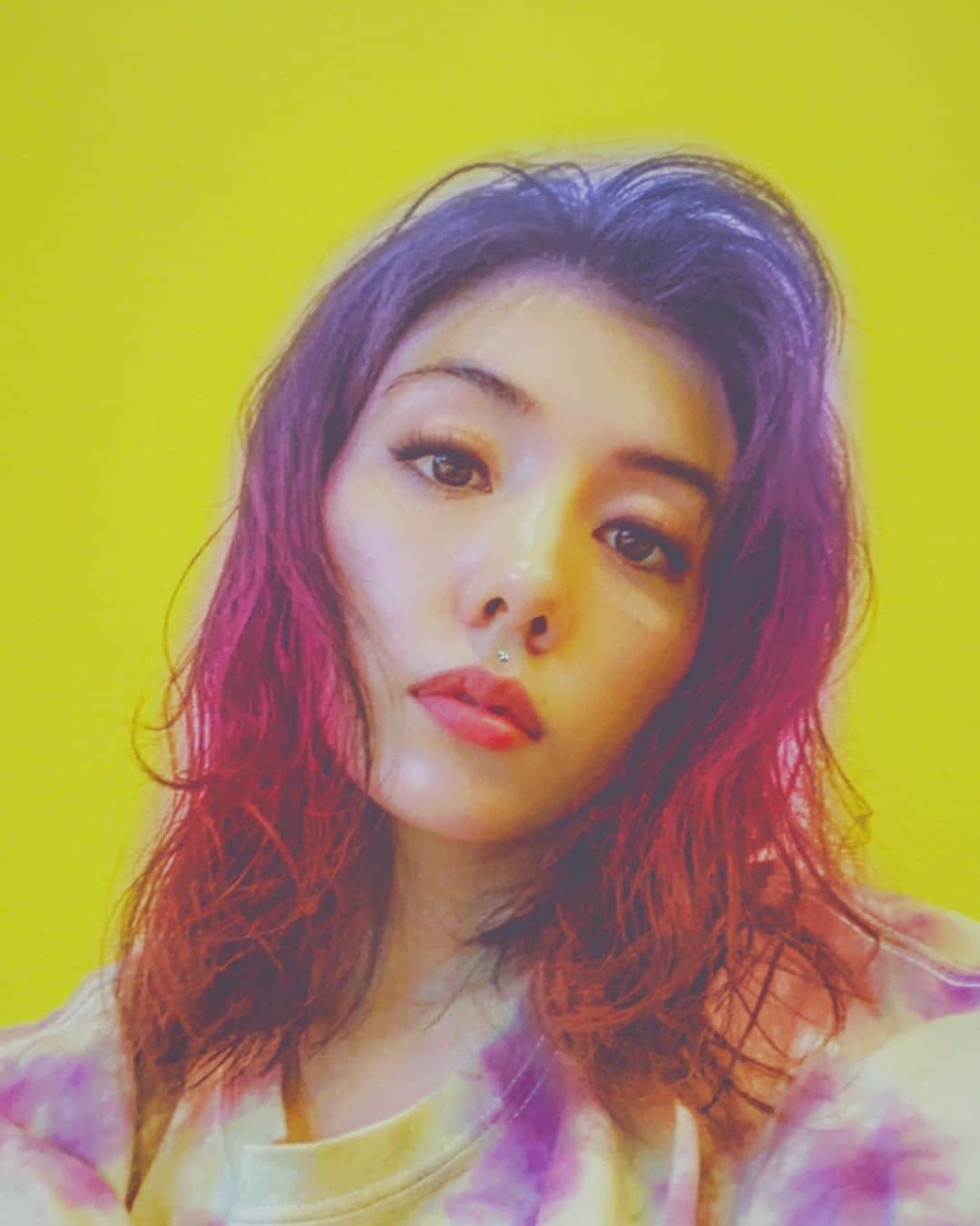 仲里依紗のインスタグラム：「. 髪も肌も唇もボロボロだけど アプリでなんとかなる時代に感謝🙏🏻🥺w . 今日夜20時にYouTubeアップします❤️ おウチでサウナ🧖‍♀️動画だよ〜♨️💕 みてねー❤️ みんなで一緒にお風呂へGO〜😘 . #鼻くそじゃないよ #勝手にアプリが鼻下にキラキラつけたよ #この位置にキラキラつけるの #オシャレなのかは謎」