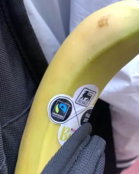 ハンネ・クレスのインスタグラム：「Today it's World Fair trade day. It might sound cliché, but as an athlete I eat bananas on a daily basis, with my breakfast, before a workout or competition, in a smoothie,… I appreciate the work of banana farmers and I want them to have fair wages for the delicious bananas they supply. This way we can all together contribute to a sustainable and human future.  Make it more human for me means to buy Fairtrade bananas!🍌 What does it mean to you? @fairtrade_belgium #makeitmorehuman #worldfairtradeday #fairtradebelgium」