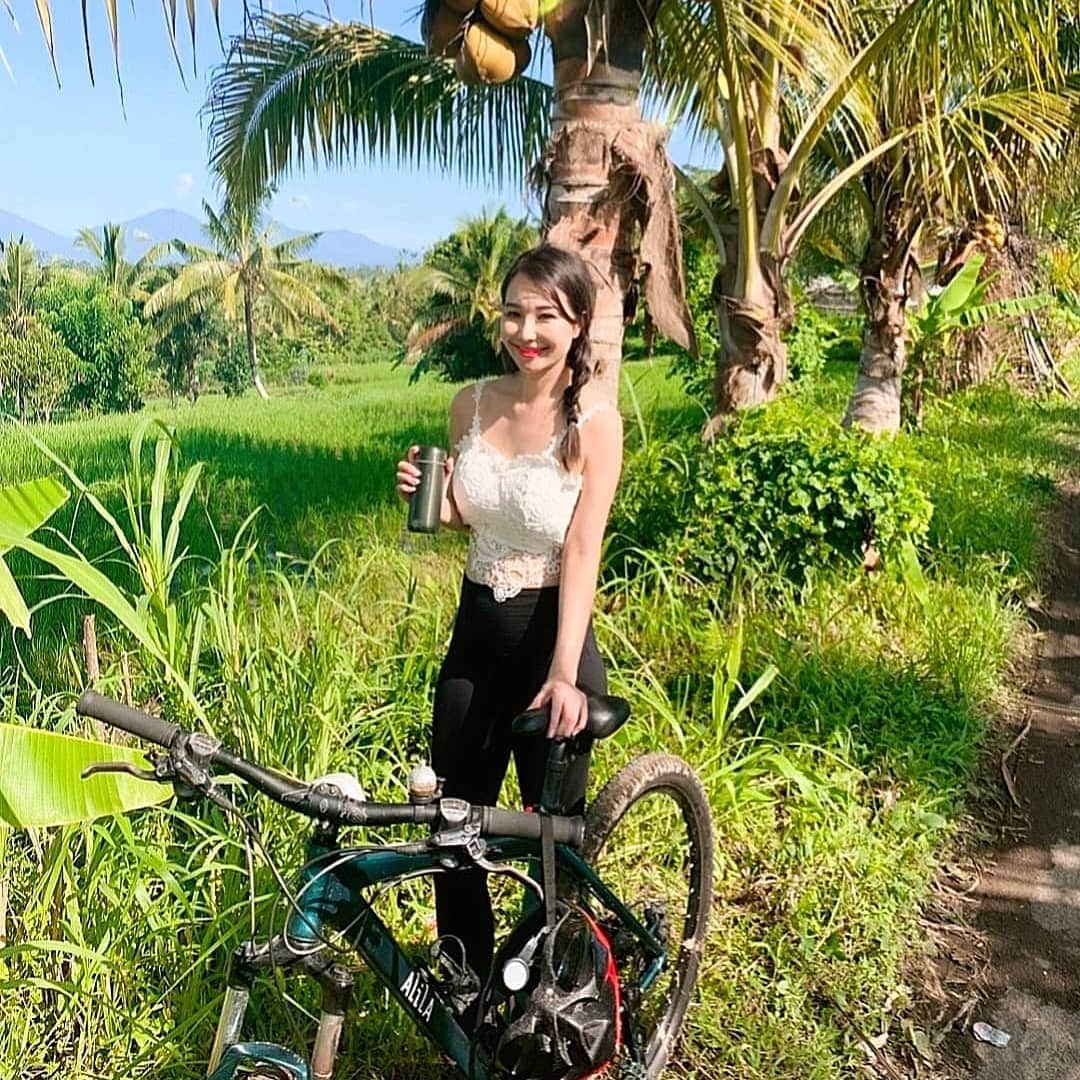 Miyu Toyonagaのインスタグラム：「The memory of #Bali  Great moment of enjoy the cycling under coconut 🚴🥥 - - -  今年のゴールデンデンウイーク〜今頃にかけて旅する予定だったがこういう状況なので思い出に浸って😌  バリ　ウブドに訪れた際、１時間かけてジャングルをサイクリング🚴  車ではアクセスできない大自然の自然の風景に数多く出会うことができました🌴  tops:#misshollythelabel bottom:#lululemon#ルルレモン」