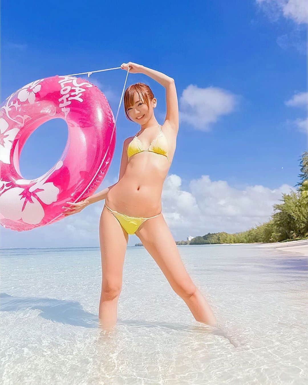 鎌田紘子さんのインスタグラム写真 - (鎌田紘子Instagram)「あたたかい南の島いきたいなーー！！ はやく海外行きたいっ . . . . . #南の島　#海 #水着　#青い空と白い雲　#japanesegirl #Swimwear #beach #수영복」5月9日 18時30分 - hirokokamata12