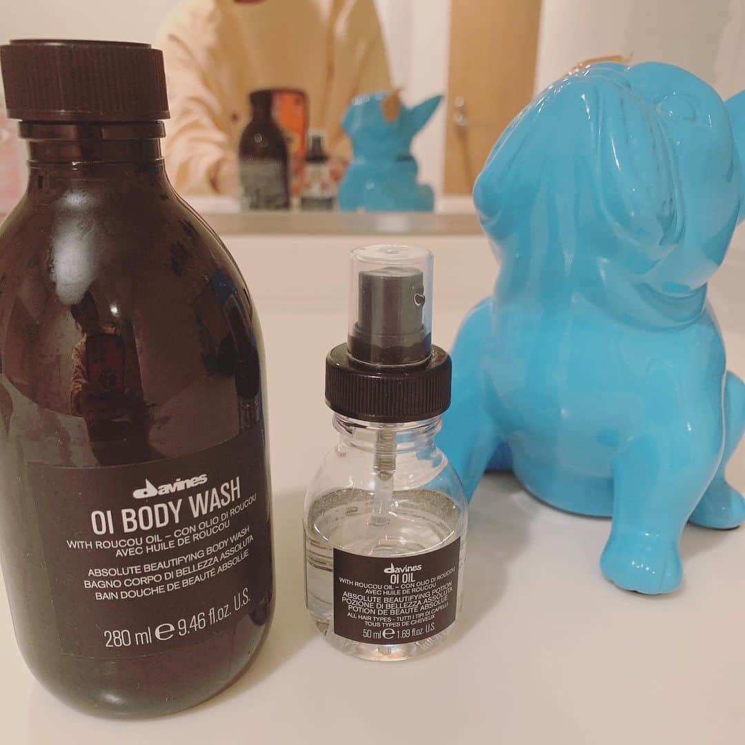 小松美緒のインスタグラム：「@davinesjapan の　oi（オイ）の　 BODY WASHと、OILを使っています。 とにかく匂いが好き。　 どんな匂い？って聞かれるとなんともこたえられないけれど 個性的な匂いなのに、またもいっかい嗅ぎたくなる匂い。  店舗に行けなくても、今サイトからも購入できるそうです✨✨ oiシリーズ気になってる方いたら是非使ってみてください〜♡ #隣はパグの貯金ばこ  @norimasasawa に10年くらい前にもらったやつ。笑　 耳を怪我しちゃってなくなっちゃったからガムテープで補修してずっと使っています、笑  #500円貯金してる」