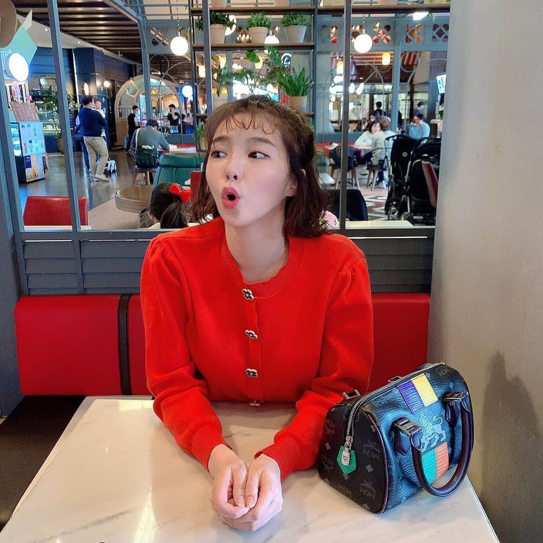 ソヨンのインスタグラム：「가지런히 모은 두 손  청각, 시각, 미각 전부 열린 상태, 배고파」