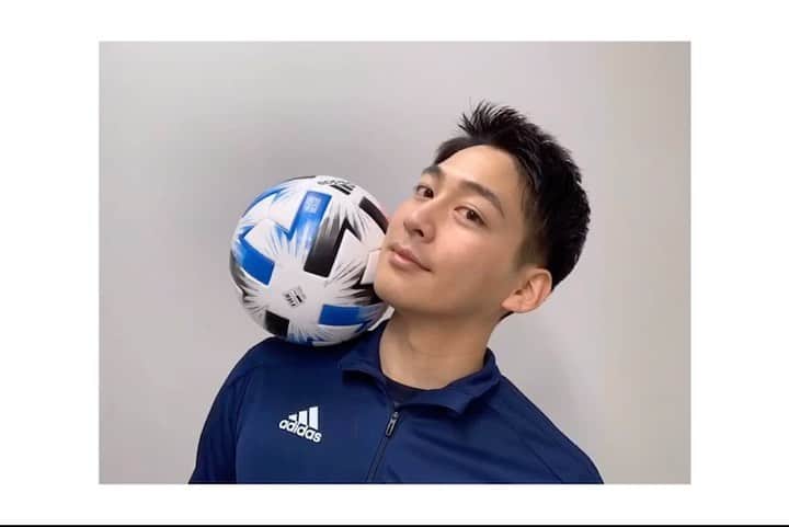 フジテレビアナウンサーのインスタグラム：「⚽️﻿ 2年目の堀池です！﻿ 生野さん、リクエストありがとうございます！﻿ ﻿ 最近私は新しいボールを買いました⚽️﻿ 長年続けたサッカーを辞めてから一年以上が経ちましたが、お家時間が増えたこともあり、様々なリフティングの技に取り組んでいます🔥﻿ ﻿ また微力ではありますが、現在中断しているJリーグ、そしてフジテレビが放送しているYBCルヴァンカップを応援するために、今回、少し難しいリフティング技に挑戦しました！﻿ 皆さんもぜひ、お家でできるリフティング技に挑戦してみてください💪﻿ ﻿ 次はとくダネ！の先輩であり、ティーパーティーにも招待してくださった山﨑さんに、おうち時間の過ごし方を教えていただきたいです！﻿ ﻿ #堀池亮介﻿ #フジテレビアナウンサー﻿ #フジアナむすび﻿ #ボールは友達﻿ #リフティングチャレンジ﻿ #応援しようJリーグ﻿ #早く見たいYBCルヴァンカップ」