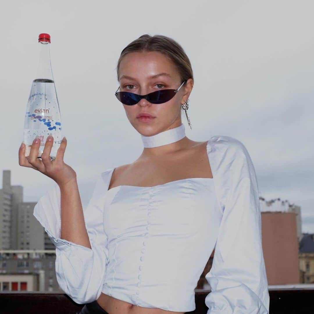 evianさんのインスタグラム写真 - (evianInstagram)「Movement can come from stillness. Activate Movement with @reginaanikiy 🕶💁🏼‍♀️ Beautiful shot of our latest evian x @virgilabloh Limited Edition.  If you’re in the greater Paris region, order your own on evianchezvous.com!  #evian #activatemovement #evianxvirgilabloh」5月9日 18時36分 - evianwater