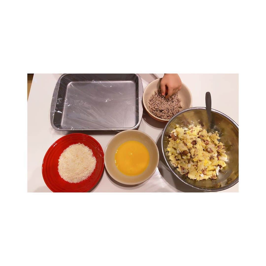福原愛さんのインスタグラム写真 - (福原愛Instagram)「昨日のポテトサラダを使って 一緒にコロッケを作りました🥔 テーブルと床中、パン粉だらけですが、楽しかったから🙆‍♀️ 用昨天做的馬鈴薯沙拉 一起做炸馬鈴薯🥔 滿桌子滿地都是麵包粉 可是做的很開心就🙆‍♀️」5月9日 18時40分 - aifukuhara9113