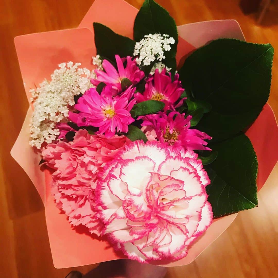 日暮愛葉さんのインスタグラム写真 - (日暮愛葉Instagram)「娘が少しでかけるといって 帰ってきたら 花束でした。 感動。🌺🌺🌺🌺🌺ありがとう😊」5月9日 18時42分 - aiha_higurashi