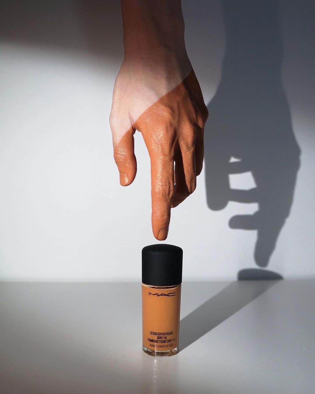 M∙A∙C Cosmetics Japanのインスタグラム：「一人ひとりの顔立ちの美しさを引き出す、スタジオ フィックス フルイッド SPF 15✨1日中続く*カバー力、ナチュラルマットな仕上がり。 ㅤ あなたに合う肌色がきっと見つかる、全24色展開です。 ㅤ *化粧もち(色落ち)データ取得済み。 (当社調べ。効果には個人差があります) ㅤ ㅤ 【公式オンラインショップ限定特典】 ☑︎初回ご購入のお客様へ10% OFFクーポンをプレゼント（クーポンコードwelcome） ☑︎税込5,500円以上のご購入で、沖縄・北海道を含む全国への送料が無料!  ㅤ Regram from @barretthirai」