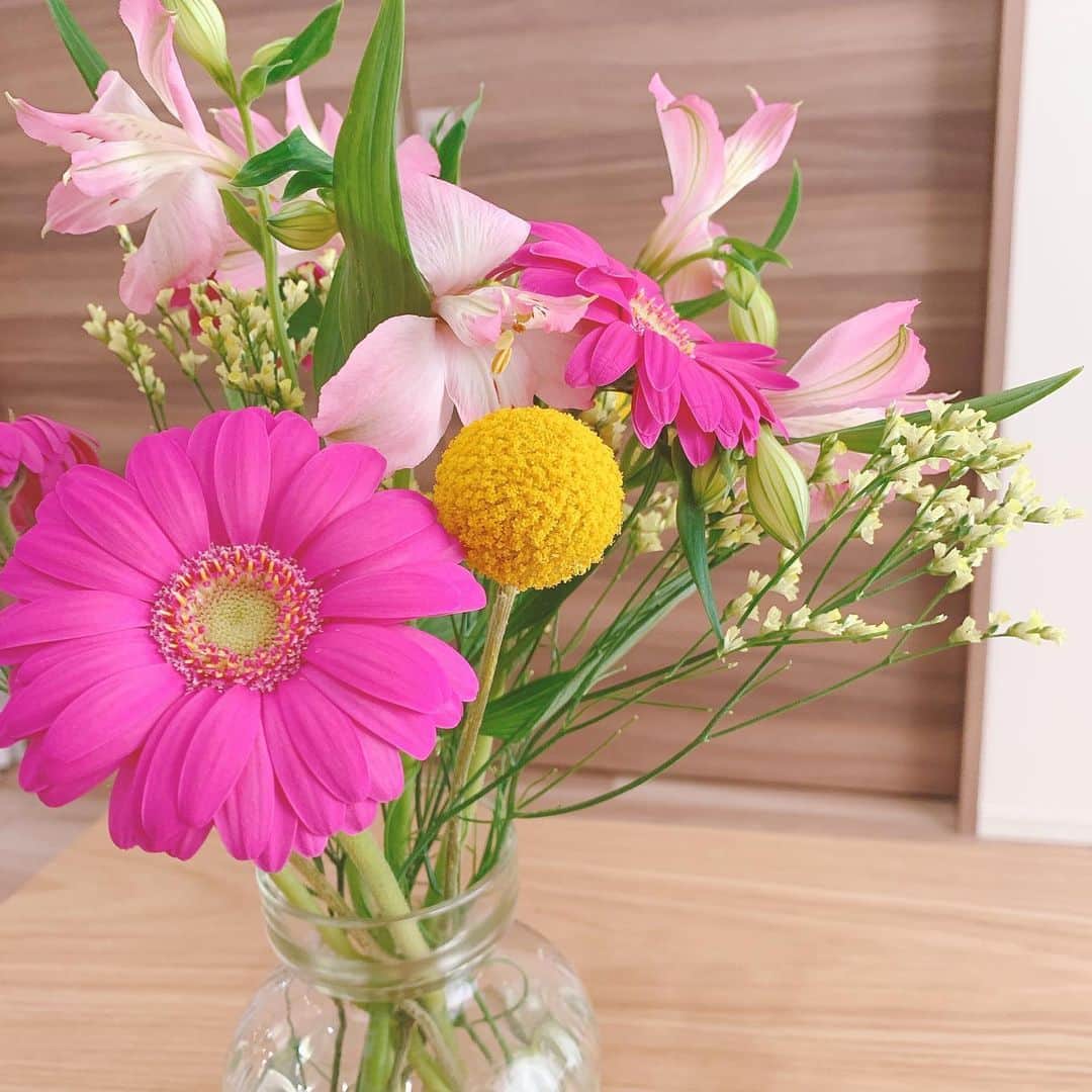 くまみきのインスタグラム：「朝からお掃除して、バナナケーキ焼いて、新しいお花をお迎えして…女子かっ🤣！！﻿ って突っ込みたくなる休日らしい休日🥳﻿ そしてもじゃが笑いながら寝てた。笑﻿ ﻿ #おうち時間 #バナナケーキ #花のある暮らし」