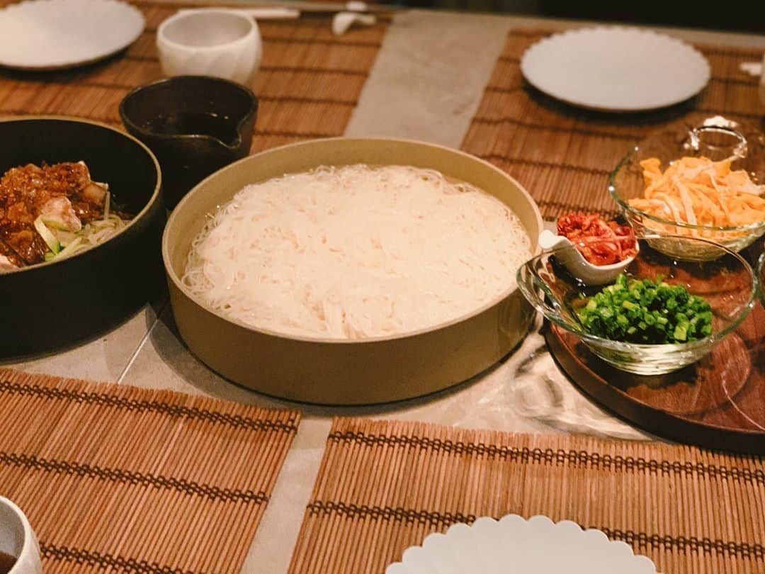村上沙織さんのインスタグラム写真 - (村上沙織Instagram)「最近仲間入した食器。  取り分けて食べるスタイルのメニューが多い我が家は大きなお皿が欠かせません。hasamiporcelain の大皿は初めての購入♡ 気に入った♡ #hasamiporcelain #saorin_kitchen」5月9日 19時05分 - rosysaorimonster
