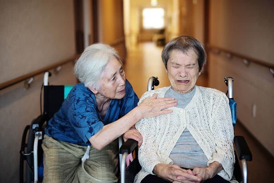 のインスタグラム：「人が人を想う気持ち。  写すのはたった一瞬だけど、そこにはその人の人生があって、いつも大切な事を問いかけてくれるように感じる。  伝えたいことを言葉にするのは時に難しい。  大変な状況の中、どうするかを悩み考えている。  ただ写したい。大切なことを教えてくれるその瞬間を。  #写真 #大杉隼平」