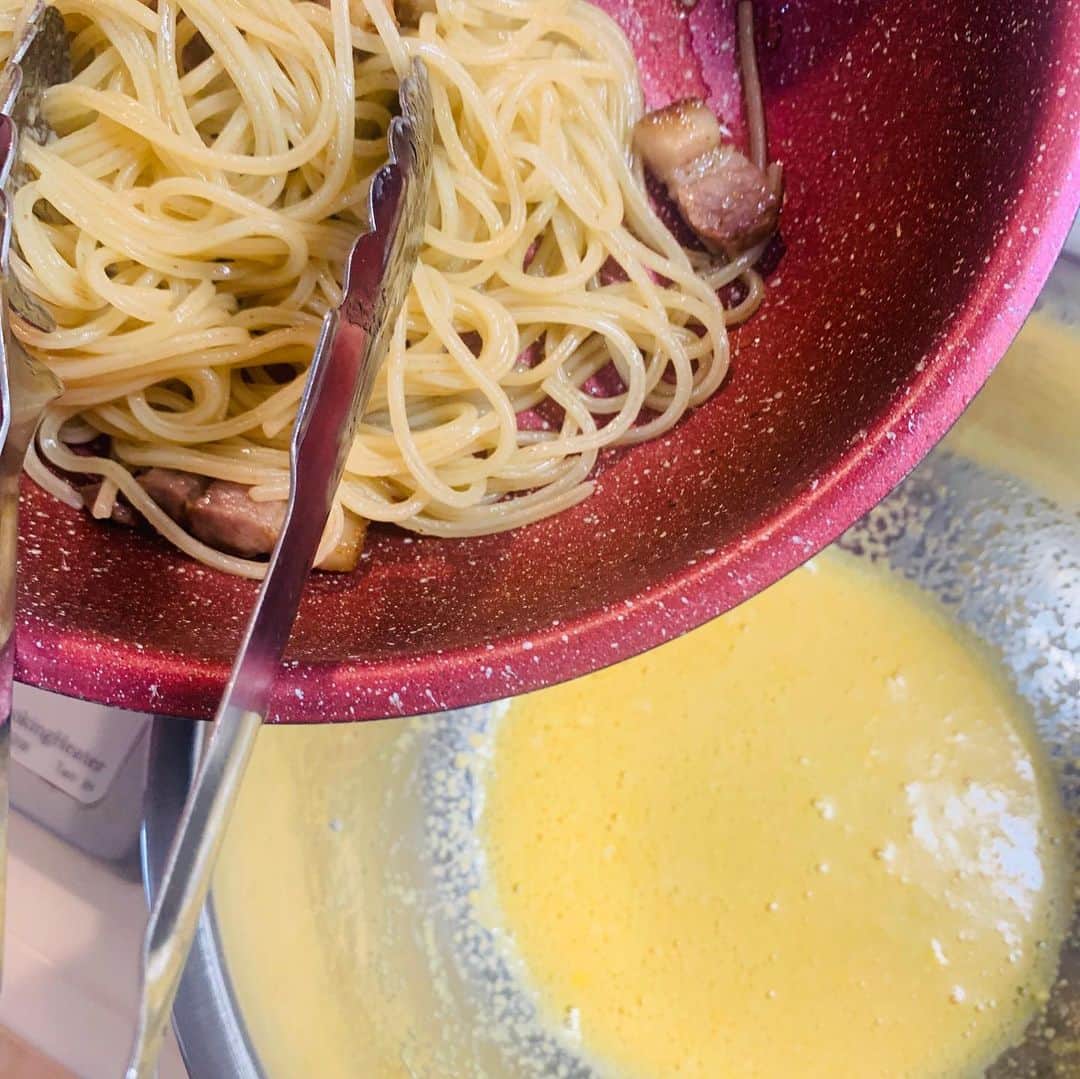 一条もんこさんのインスタグラム写真 - (一条もんこInstagram)「こちらは本格派。  自家製のスパイスパンチェッタを使い、カルボナーラならぬ、 カルダモンナーラ。  本当のカルボナーラは生クリームは使わず、卵とパルメジャーノとパンチェッタというシンプルな材料で作ります。 しかしここにカルダモンと黒胡椒をいい感じにブレンドすると、 なんとも高級感のあるパスタになります、、おいしすぎ注意。 #カリーボナーラ#スパイス#スパイス料理#カルボナーラ由来#スパゲティ#イタリア料理#パンチェッタ#自家製#自作#スパイスパンチェッタ#熟成肉#食べ頃#レッスンでやります#生クリーム不使用#徒然なるままに#おうちごはん#一条もんこ」5月9日 18時58分 - monko1215