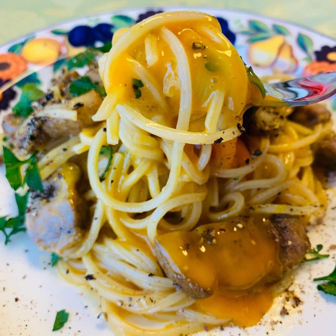 一条もんこさんのインスタグラム写真 - (一条もんこInstagram)「こちらは本格派。  自家製のスパイスパンチェッタを使い、カルボナーラならぬ、 カルダモンナーラ。  本当のカルボナーラは生クリームは使わず、卵とパルメジャーノとパンチェッタというシンプルな材料で作ります。 しかしここにカルダモンと黒胡椒をいい感じにブレンドすると、 なんとも高級感のあるパスタになります、、おいしすぎ注意。 #カリーボナーラ#スパイス#スパイス料理#カルボナーラ由来#スパゲティ#イタリア料理#パンチェッタ#自家製#自作#スパイスパンチェッタ#熟成肉#食べ頃#レッスンでやります#生クリーム不使用#徒然なるままに#おうちごはん#一条もんこ」5月9日 18時58分 - monko1215
