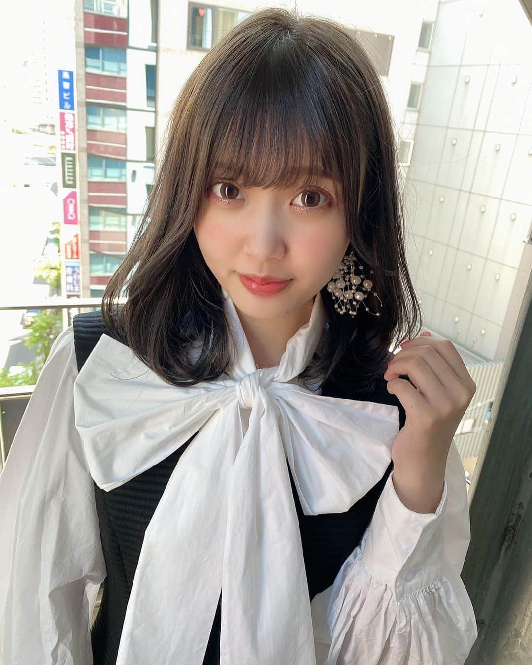 田尻あやめのインスタグラム：「New hair💇‍♀️✨ 最近お気に入りのリボンシャツ着てみたの🌸 　#サロモ　#髪色　#ヘアスタイル  #大学生　#onespo #春服」