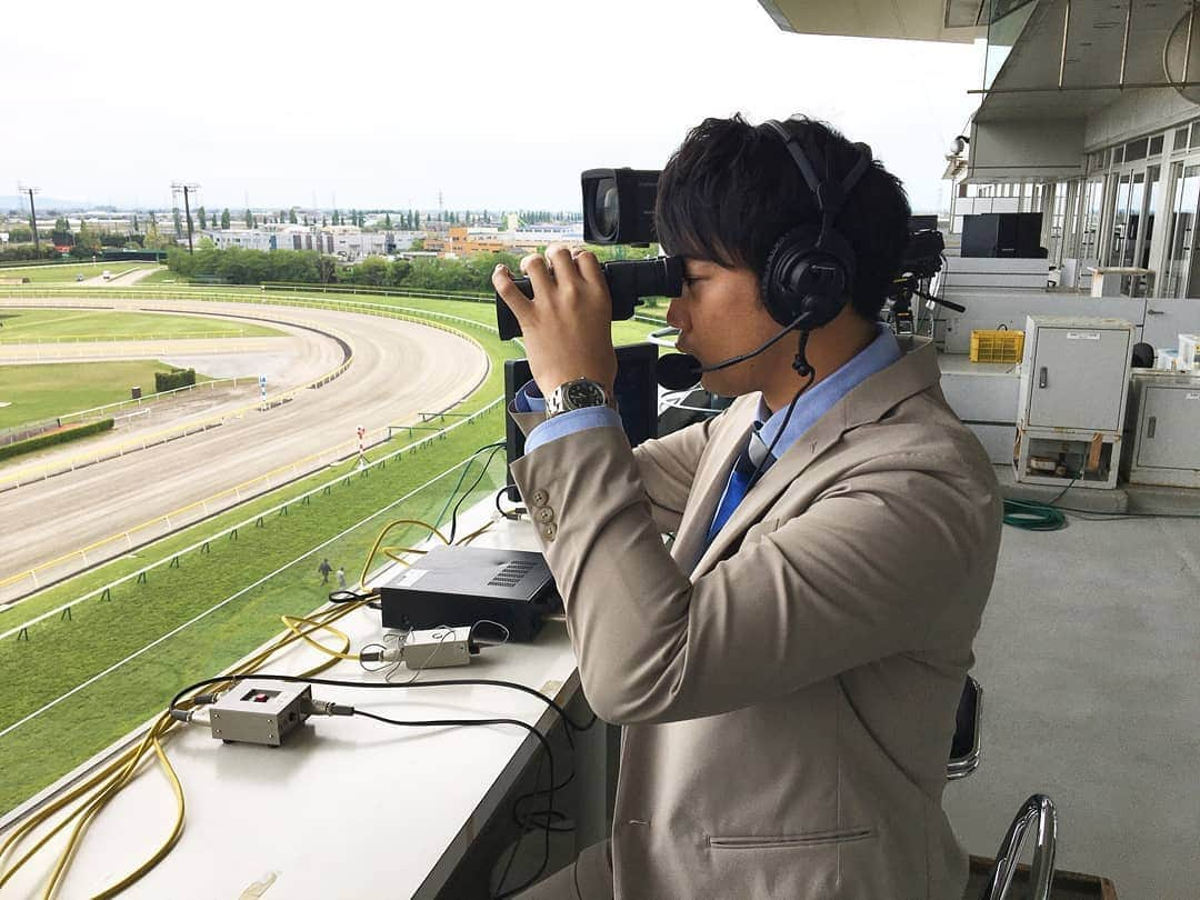 黒崎貴之さんのインスタグラム写真 - (黒崎貴之Instagram)「ㅤㅤㅤㅤㅤㅤㅤㅤㅤㅤㅤㅤㅤ 2020年の新潟競馬が開幕しましたー🐎‼️﻿ ﻿ でも無観客開催。。。﻿ 寂しい気持ちはありますが、開催されることだけでも有り難いですからね😊✨﻿ 前向きにいきましょー！﻿ ﻿ 今日はBSで新潟10R「はやぶさ賞」﻿ 地上波で新潟11R「谷川岳ステークス」の実況を担当しました😊‼️﻿ ﻿ でも…﻿ ﻿ まさかの朝起きて首が動かないくらい﻿ 寝違えたことが発覚。。﻿ 推定120度くらい首が曲がって寝てました。﻿ ﻿ よって…﻿ ﻿ 声を発するだけで激痛！！﻿ 馬を確認するため首を動かしたら﻿ この世の終わりみたいな痛み！！﻿ つらかったーーー‼️‼️﻿ でも今となっては慣れて快感‼️‼️﻿ ﻿ #BSN﻿ #テレビ﻿ #JRA﻿ #競馬﻿ #中継﻿ #実況﻿ #新潟競馬場﻿ #無観客﻿ #独特の緊張感﻿ #ただ﻿ #そんなこと感じないくらい﻿ #首が痛かった﻿ #首は大事﻿ #それが大事﻿ #大事MANブラザーズバンド﻿ #もう寝るの怖い #あの首に付ける白いドーナツみたいなの﻿ #どこに売ってるのー﻿ #寝違えアナウンサー﻿ #黒崎貴之」5月9日 19時07分 - kurosaki_bsn