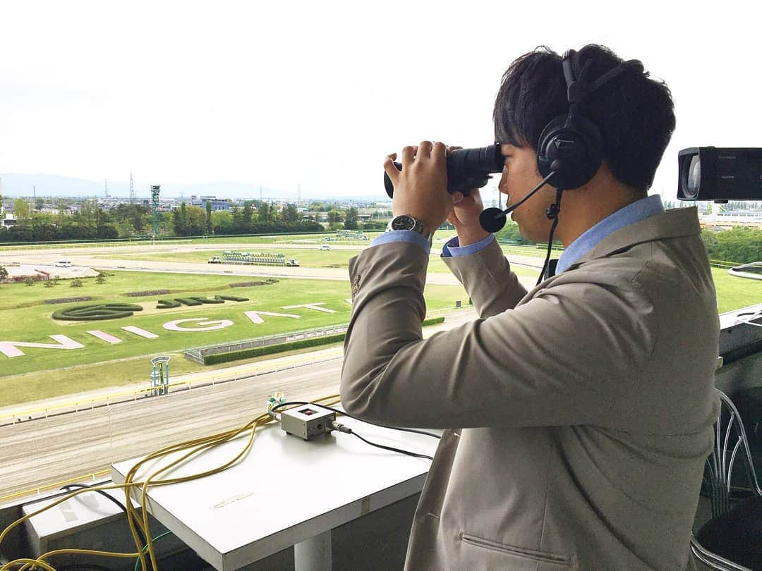 黒崎貴之さんのインスタグラム写真 - (黒崎貴之Instagram)「ㅤㅤㅤㅤㅤㅤㅤㅤㅤㅤㅤㅤㅤ 2020年の新潟競馬が開幕しましたー🐎‼️﻿ ﻿ でも無観客開催。。。﻿ 寂しい気持ちはありますが、開催されることだけでも有り難いですからね😊✨﻿ 前向きにいきましょー！﻿ ﻿ 今日はBSで新潟10R「はやぶさ賞」﻿ 地上波で新潟11R「谷川岳ステークス」の実況を担当しました😊‼️﻿ ﻿ でも…﻿ ﻿ まさかの朝起きて首が動かないくらい﻿ 寝違えたことが発覚。。﻿ 推定120度くらい首が曲がって寝てました。﻿ ﻿ よって…﻿ ﻿ 声を発するだけで激痛！！﻿ 馬を確認するため首を動かしたら﻿ この世の終わりみたいな痛み！！﻿ つらかったーーー‼️‼️﻿ でも今となっては慣れて快感‼️‼️﻿ ﻿ #BSN﻿ #テレビ﻿ #JRA﻿ #競馬﻿ #中継﻿ #実況﻿ #新潟競馬場﻿ #無観客﻿ #独特の緊張感﻿ #ただ﻿ #そんなこと感じないくらい﻿ #首が痛かった﻿ #首は大事﻿ #それが大事﻿ #大事MANブラザーズバンド﻿ #もう寝るの怖い #あの首に付ける白いドーナツみたいなの﻿ #どこに売ってるのー﻿ #寝違えアナウンサー﻿ #黒崎貴之」5月9日 19時07分 - kurosaki_bsn