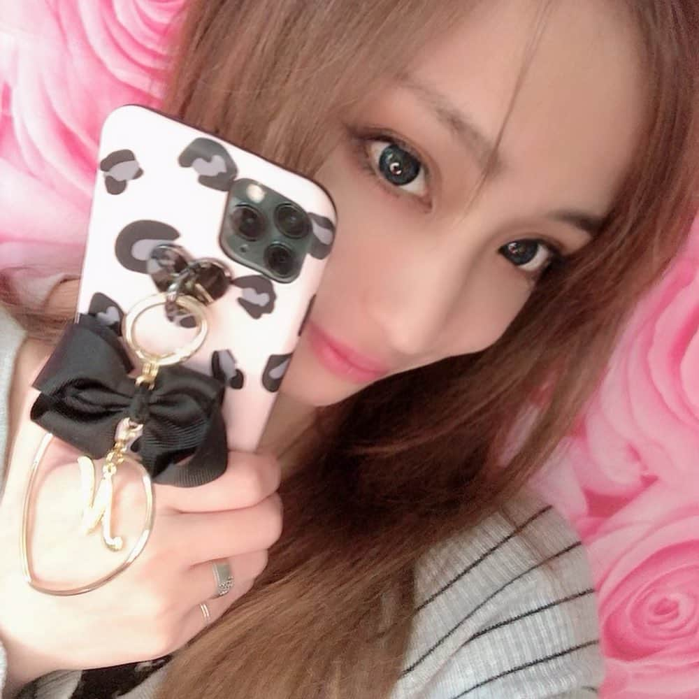 矢沢なりのインスタグラム：「💖おうち時間お洒落💖  愛用のスマホケース💖❤️💖 前回のiPhone8から11proに変更して勿論ケースも新しくなってます🤗❣️ 今回も @alamain2018 👈👈のハンドメイド屋さんからイニシャル「N」をお願いして✨✨✨ と、今日はいつもお世話になってるのでご報告(*´꒳`*)❤️ 今日5/9、19:00からなんとSALEなう❣️❣️(*´˘`*)♡Spring SALEﾒﾓﾒﾓφ(•ᴗ•๑) なりことスマホケースお揃いのチャンス💖← スマホケースもかわいいねってコメント待ってる🤣❤️ 詳細一部頂いたのを抜粋↓↓💖 spring sale 開催中! MAX50%OFF！  5/9 19:00〜 5/17 23:59 まで! @alamain2018 プロフィールのURLからご覧になれます。  #alamain #iPhoneケース #iPhonecase #ハンドメイド #ハンドメイド作品 #ハンドメイド作家 #ハンドメイド雑貨#プチプラ#韓国ファッション#ファッション#プレゼント#おうち時間#stayhome#姉アゲハ#矢沢なり」