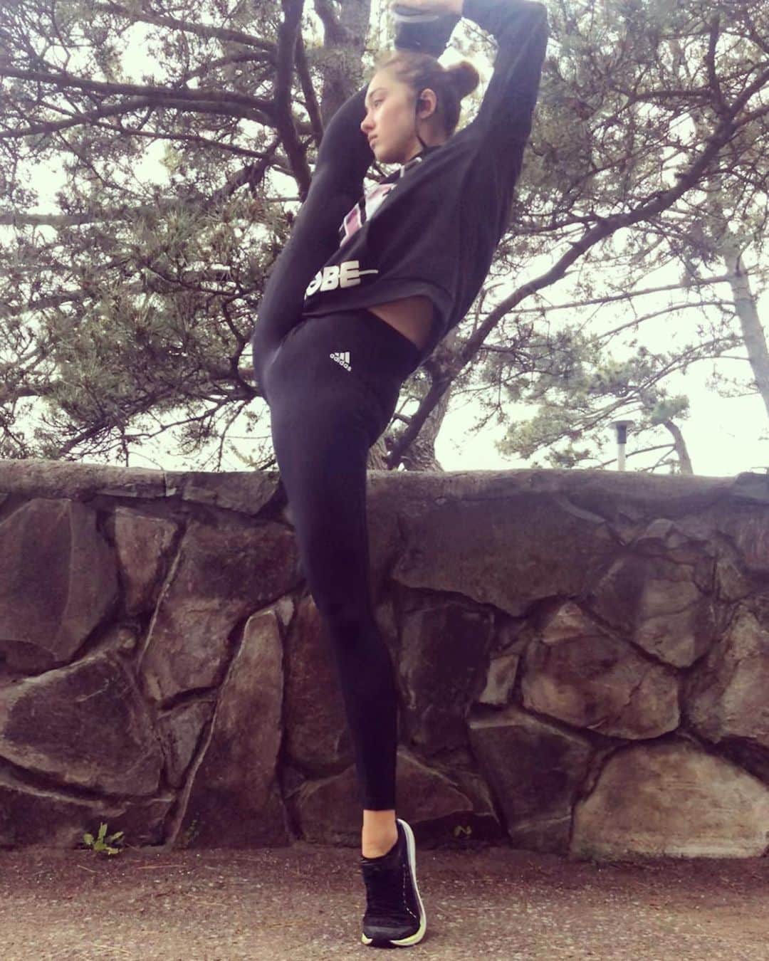 ベネット・マヤのインスタグラム：「Oh did I mention... I can bend in half 💁🏽‍♀️ #gymnastics #workout #flexibility #stretch #selfisolation #splits #balance #i字バランス」