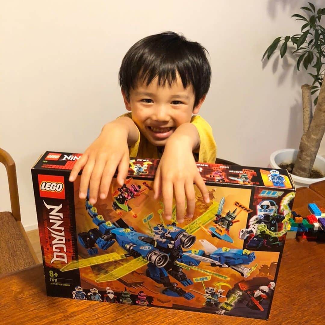 Boojilのインスタグラム：「こどもの日、長男、歓が5歳になった👨‍👩‍👦‍👦 やんちゃで、聞かん坊で大変な時期であっても、本当にこどもの存在はありがたい。  いつも「ママ、ママ〜」と1日のどこかで甘えてくれる存在があると素直に嬉しいし、あなたたちのために、いくらでも頑張れる。そう思える👨‍👩‍👦‍👦 おめでとう、息子よ。誕生日会はもちろん家族で家でお祝いした🌷  今しか書けないこと、今しか感じられないこと、書こうと思う🌞  まさか我が子が幼いこの時期に、世界中が混乱状態に陥るなんて想像もしていなくて、まだ未来に夢や希望を残したまま、わたしは今を生きている。明るい未来がくることを、一度も諦めてなんかいない🌲  ただ、これから先も人生は幾度も困難を乗り越え進んでいくものなのかもしれない。そんな時、支えてくれる家族や大切な友達、ご近所の方の存在がすごく重要になってくる。いまその存在の有り難さ、尊さを深く感じている。  大金が必要なわけではなく、わたしたちは安心して暮らしたいだけ。  住まいと、食べ物を確保できるだけの収入があればひとまず良い。もちろんこどもに将来お金はかかる。でも、命あれば、健康でさえいられればきっと豊かに暮らしていける方法は沢山あるはず。  直接会えなくても声を掛け合える人がいれば、きっとどうにか生きていける。  こどもたちは、目の前の不安にも気づくこともない。正にファンタジーの中に日々生きている彼らから、わたしは生きるエネルギーを沢山もらっている。  素直にやりたくないことはやらない。好きなことにだけ集中する。  わたしにも幼い時代があったように、いま自分に何が必要で、何が不必要なのか。  そんなことを考える貴重な時期であるとも思う。  息子の誕生日。長男が産まれてから5年。我が家は本当に色んなことがあった。  夫の脱サラ、夫婦で仕事を共有し、新しい店を作り、この春からこどもたちは保育園、夫婦力をあわせて仕事を頑張ろう！  そう思っていたけれど、突然こんな状況がやってきて、途方に暮れた日もあった。  しかし、動かないわけにはいかない。  我が家は仕組みを変えた。  夫が家事育児で家族の健康を守り、  わたしは家族四人分の暮らしを守るため、ひとりで仕事に奮闘中だ。  お母さんにべったりだった赤ちゃん期、気づけば5歳の長男。まだまだ歩くのもままならない、赤ちゃんの次男1歳。  今日もお父さんは赤ちゃんを抱っこしながら、長男と創作活動。三食準備してくれている。  いいじゃないか。我が家らしくて。なんでもこなす夫がいなけりゃ、わたしは働くことができない。  ふたりでひとつ、我が家は成り立っている。 どちらかが欠けては生きていけない。  わたしだけが頑張っているんじゃない。夫婦で頑張ってる。いいじゃないか、わたしたち。頑張って支え合っていけたらいいと思う。  どんなことがあっても、こうして元気に笑顔を見せてくれる息子を見ていると、今まで2人で頑張ってきてよかったと思う。  明るい未来を築いてあげたい。未来を生きるこどもたちのために。  こどもたちが大人になる姿を見届けたい。わたしがこどもから大人になれたように。  母さんはあなたを産んで人生は一変した。大変なことも沢山あるよ、いつも夫婦喧嘩に巻き込んで申し訳なく思ってる。でもいつだって愛してる。君たちがちゃんと大人になるまでしっかりサポートする。それがいまわたしが約束できる唯一のこと。5歳の誕生日、おめでとう。心から、愛を込めて。」