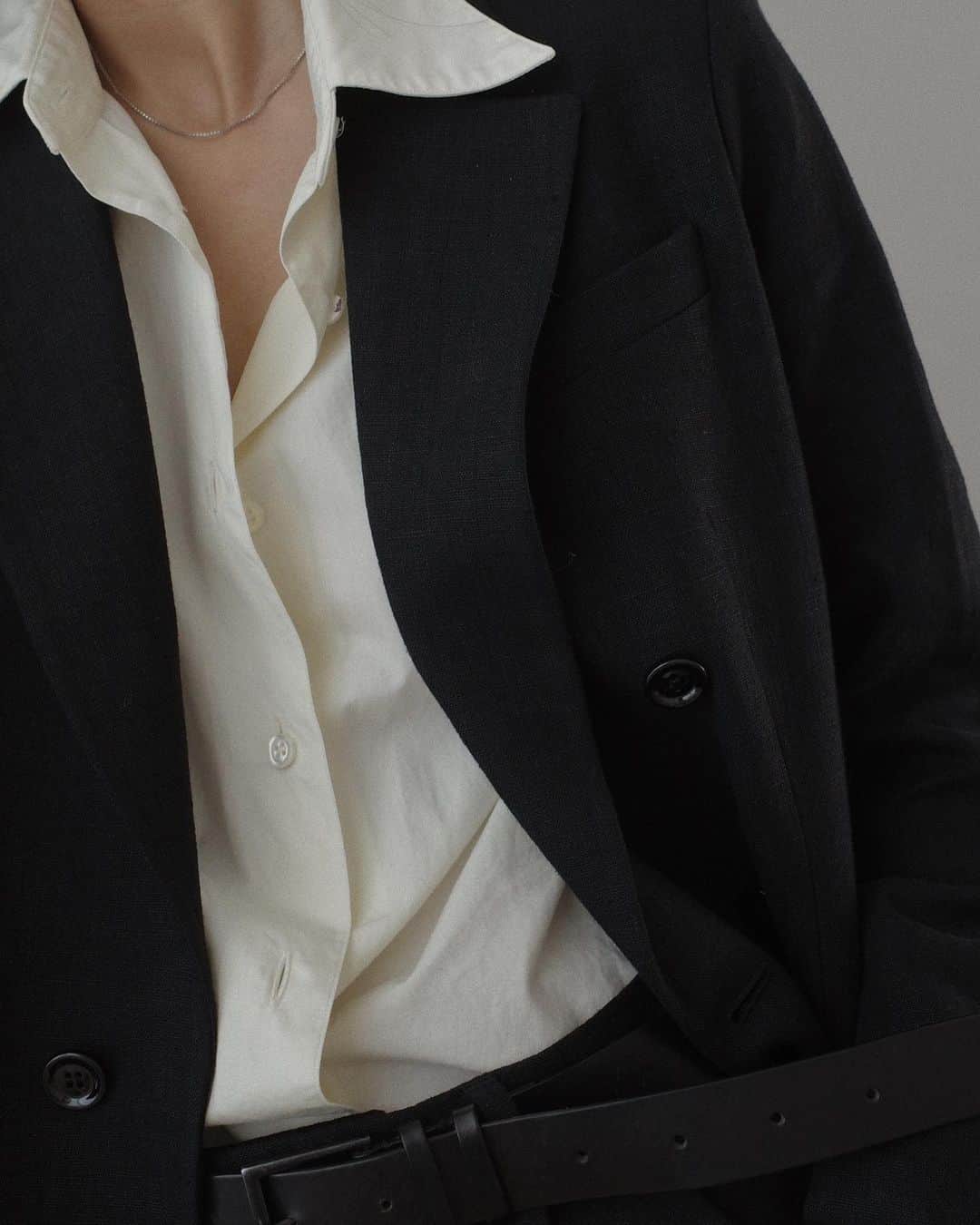 ホープさんのインスタグラム写真 - (ホープInstagram)「Photographer and designer @mariavannguyen wearing the Yogi Blazer and Mantra shirt. As @fridabard and @karinsmeds said during our #HOPELIVE session – if there's anything you should invest in it's a tailored linen suit and a white crisp shirt! ⁠⠀ ⁠⠀ #hopsestockholm #ss20」5月9日 19時32分 - hopestockholm