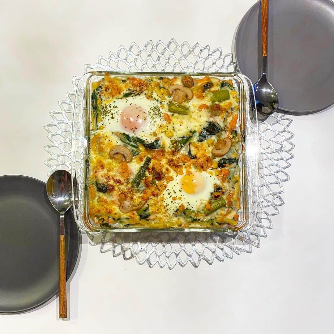 姫野れみのインスタグラム：「DMを沢山頂いた石毛家のドリア🍲 冷蔵庫にある野菜たちをたっぷりいれて具沢山に!! 今日あったもので、鮭/ほうれん草/アスパラ/コーン マッシュルーム/レモンバジルソーセージ と 卵とパン粉とチーズをたっぷりのせてオーブンへ♩♩ ・ #石毛家の食卓 👨🏿‍🍳♡ #アスリートフードマイスター #料理 #和食 #夕食 #アスリート飯 #夕飯 #夜ご飯 #晩ごはん #夜ご飯 #夕ごはん #夜ごはん #和食ごはん #小鉢 #小鉢料理 #家庭料理 #レシピ #dinner #food #cooking #グラタン #ドリア」