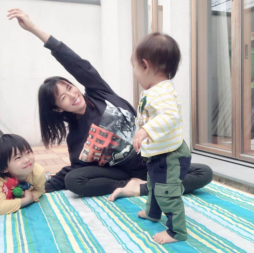 神戸蘭子さんのインスタグラム写真 - (神戸蘭子Instagram)「すごく歩くようになりました👣 . #お家時間  #バルコニー  #1歳  #男の子ママ #2人育児 #ママライフ #ストレッチ」5月9日 19時29分 - ranran0414